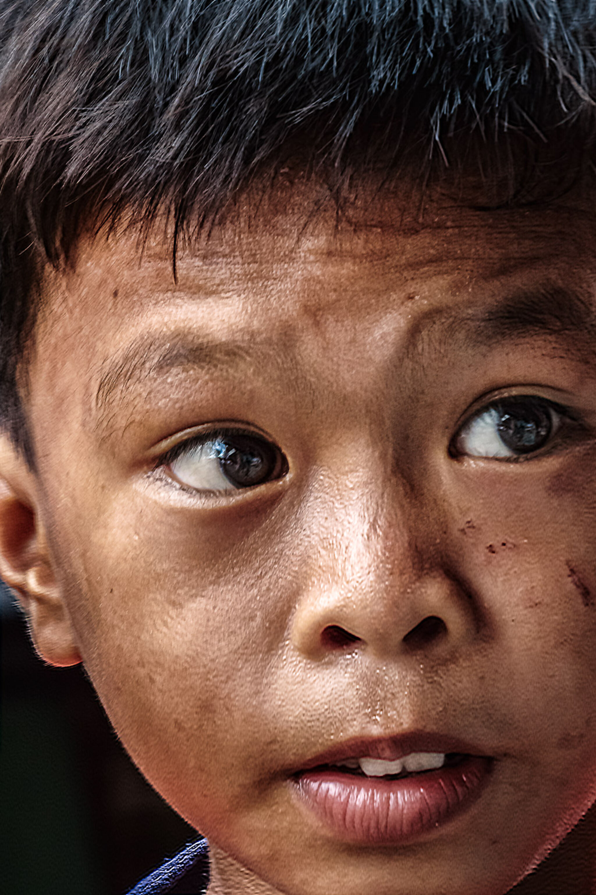 Das Gesicht eines auf der Straße lebenden Jungen auf den Philippinen