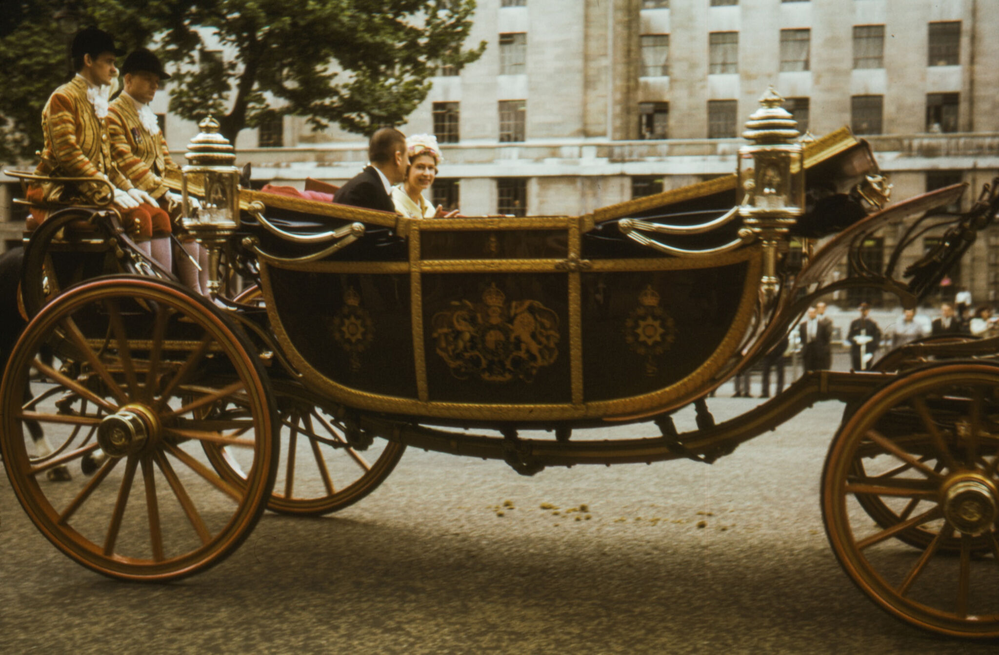 Vor Gott sind alle gleich(wertig): Bettler wie Königinnen. Dennoch gratulieren wir Elizabeth II. herzlich zum Thronjubiläum.