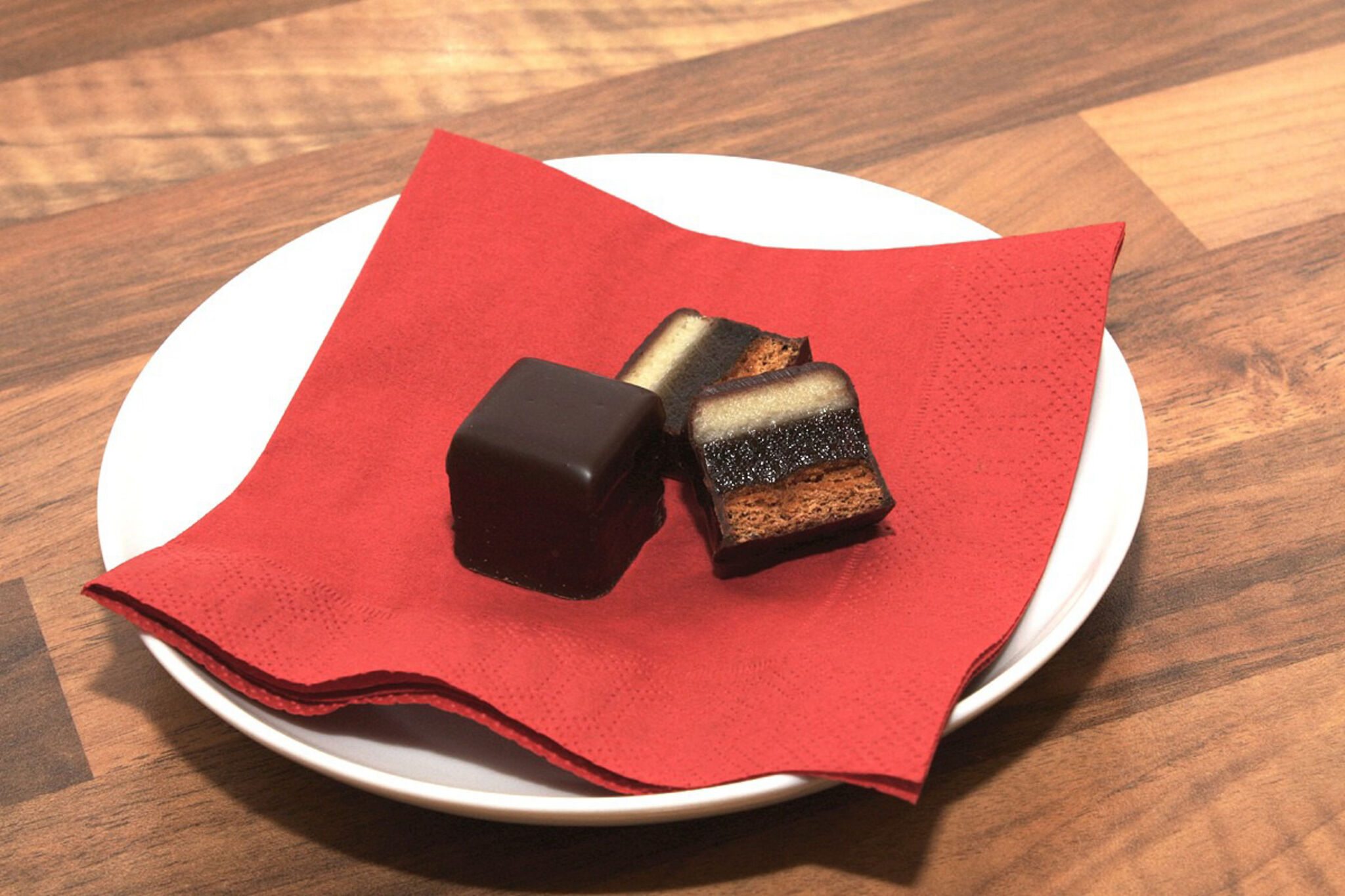 Drei Schichten verbergen sich unter dem Schokoladenmantel des Dominosteins: Lebkuchen, Gelee und Marzipan.