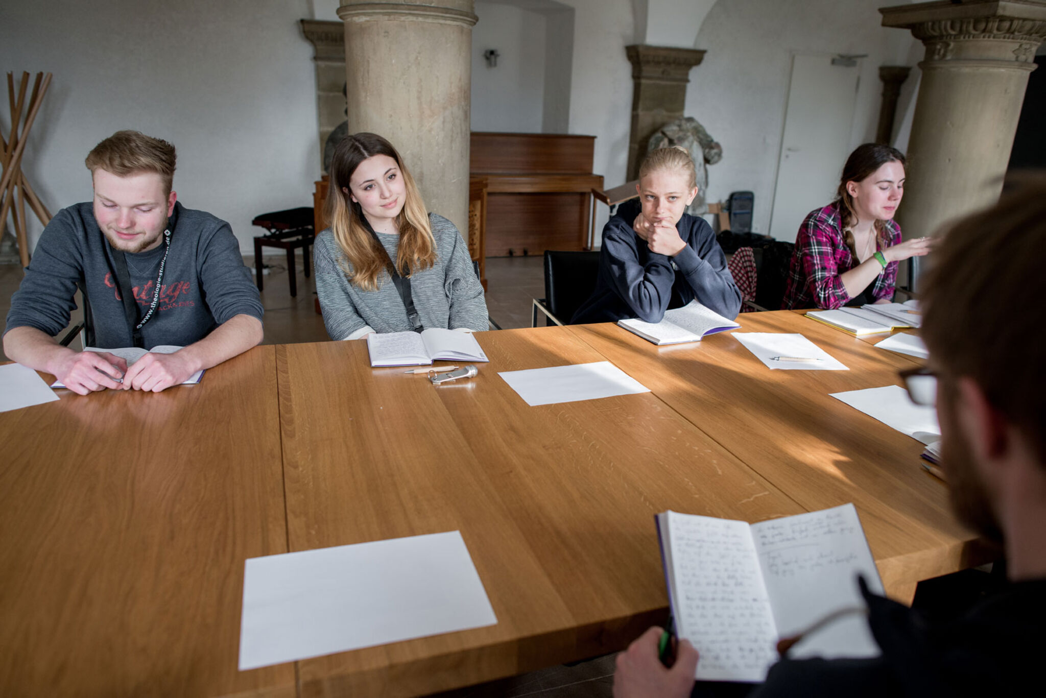 von-links---Tim-Vonstrohe,-Isabella-Capelli,-Marla-Jun-Hackmann-aus-Bramsche,-Schreibwerkstatt-mit-Schriftsteller-Heinz-Kattner