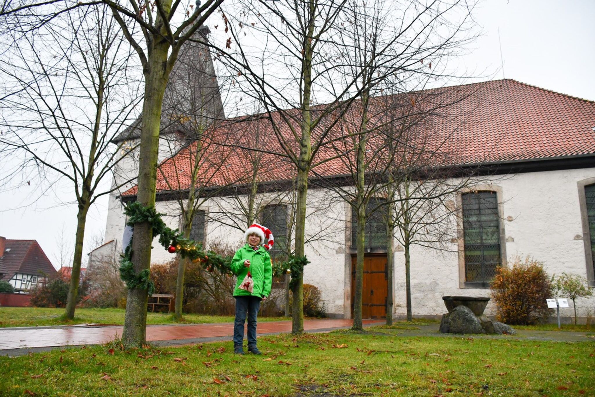 Jarne Weihe hat in Engelbostel-Schulenburg einen Tausch-Adventskalender gestartet. Foto: Rainer Müller-Jödicke