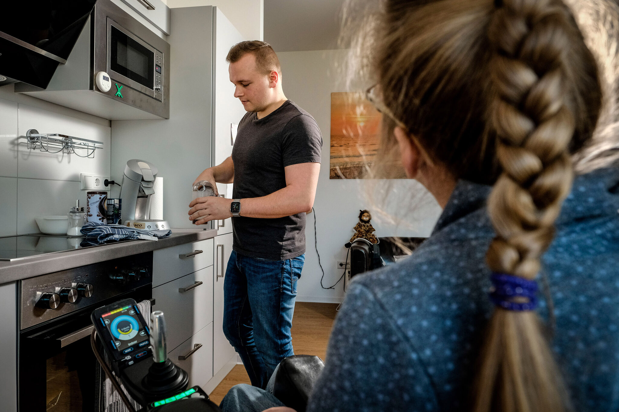 Jonas Richter schenkt Britta zum Feierabend gern eine Tasse Cola ein. Foto: Jens Schulze