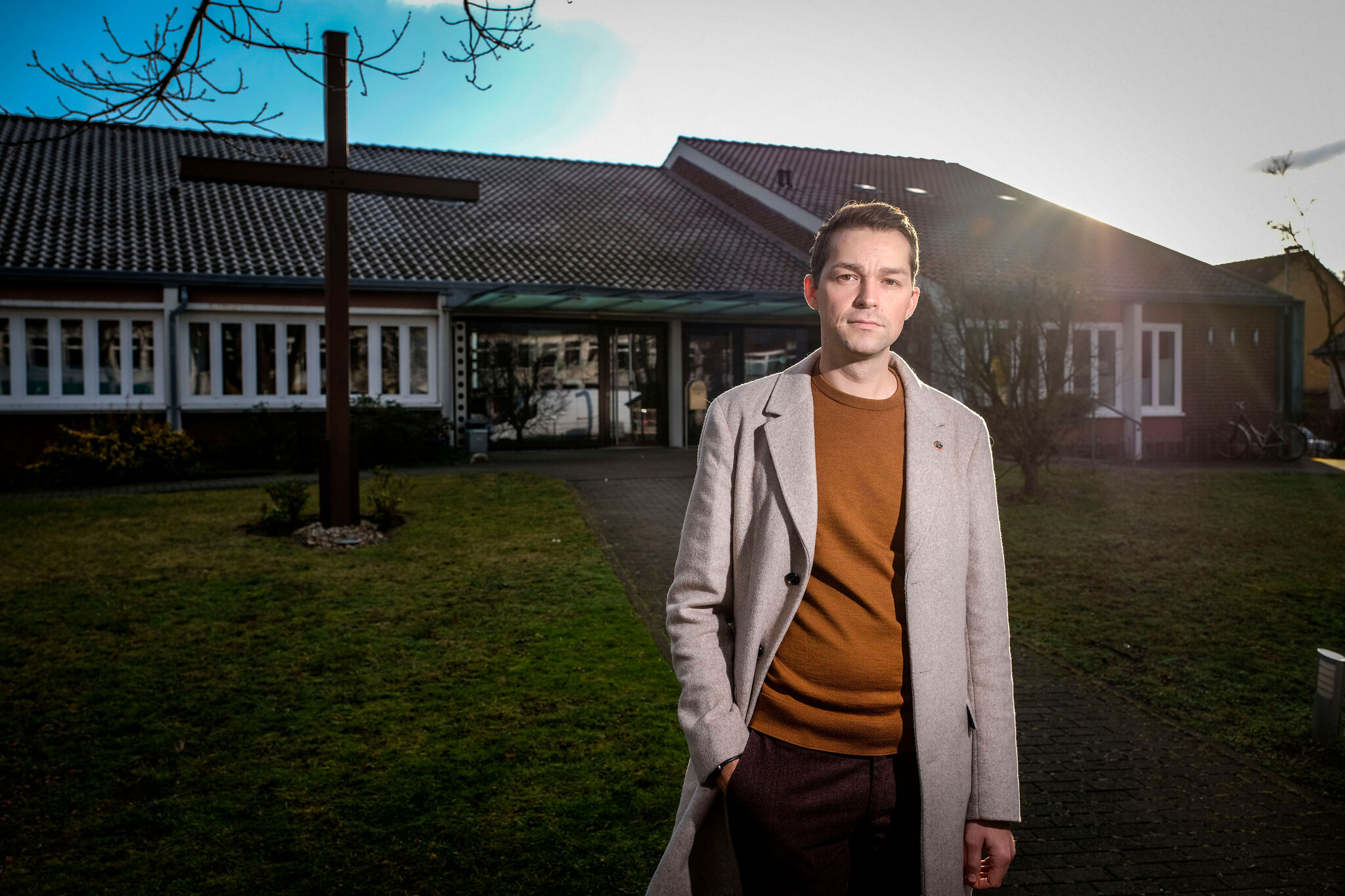 Sonnige Aussichten - und ein Pastor - vor der Havelser Versöhnungskirche. Foto: Jens Schulze