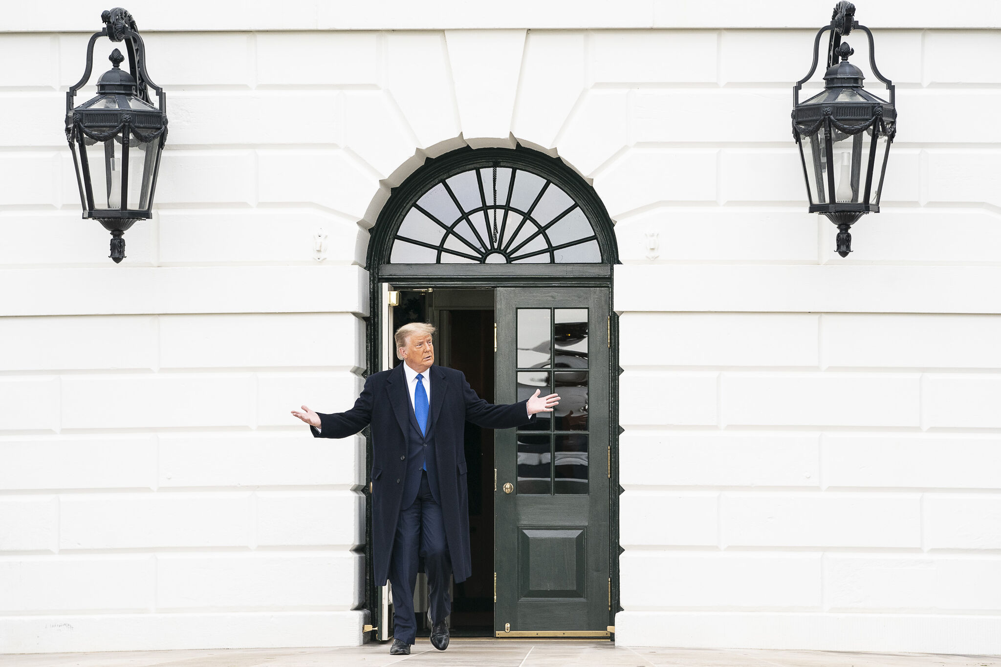 US-Präsident Donald Trump vor einer Eingangstür des Weißen Hauses (Foto: flickr.com / thewhitehouse)