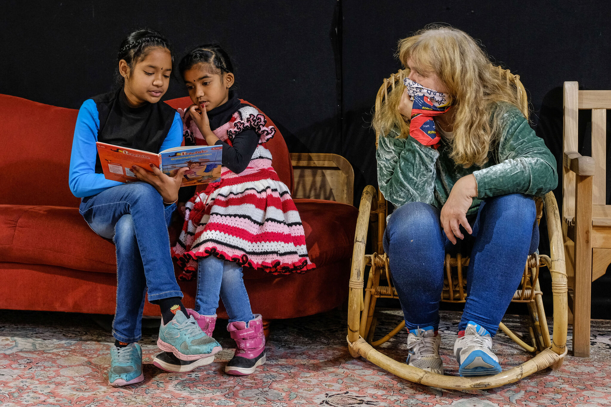 Schireni und Asmita lesen mit ihrer Lesepatin Ulrike Marisken (Foto: Jens Schulze).