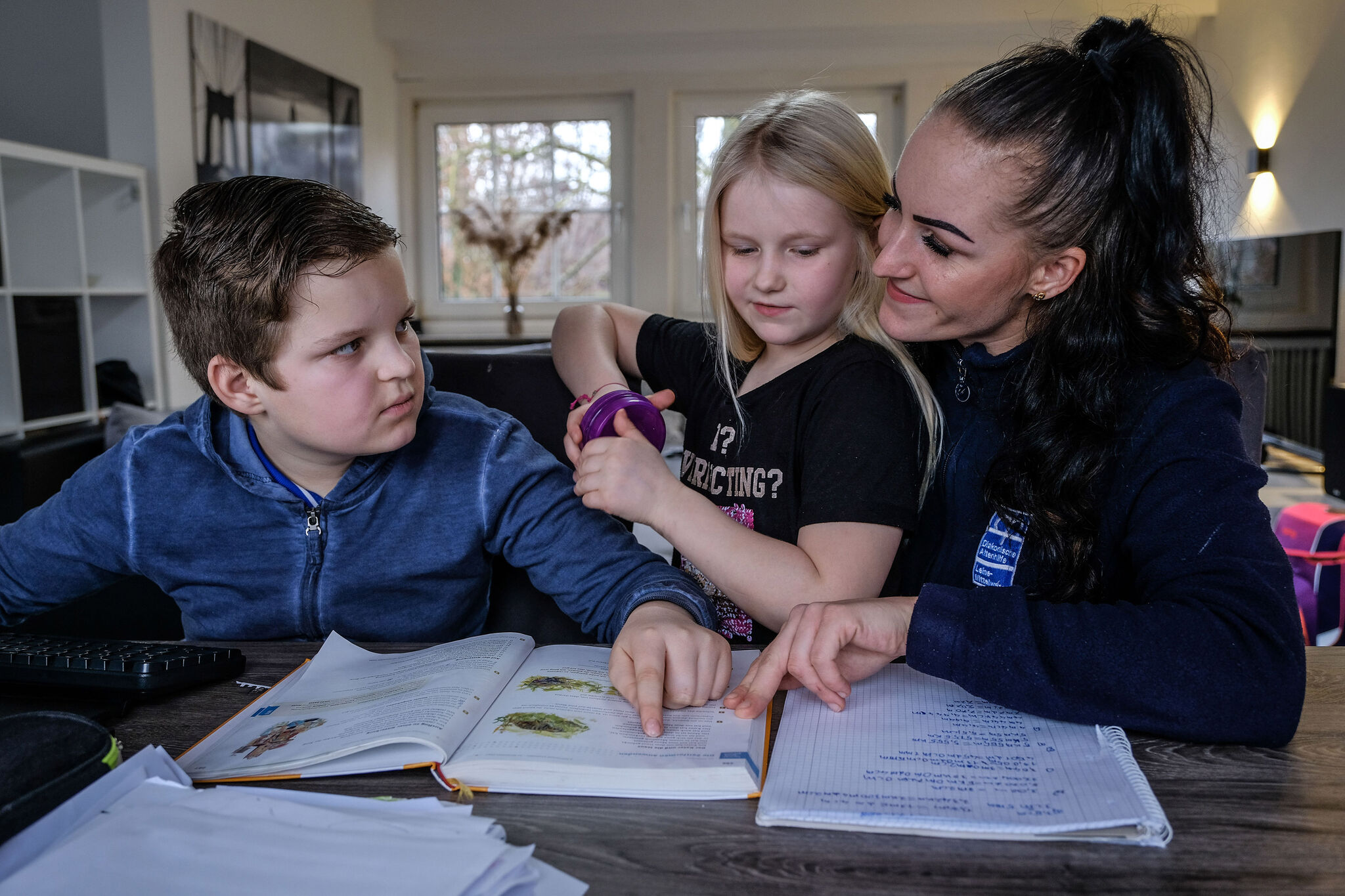 Jasmin Leicht (27), ambulante Altenpflegerin der Diakonie, beim Homeschooling mit ihren Kindern Max (11) und Paulina (7). (Foto: Jens Schulze)