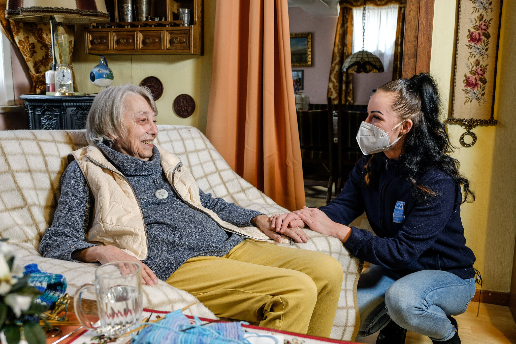 Jasmin Leicht (27) ist ambulante Altenpflegerin der Diakonie und betreut unter anderem die 82-jährige Gisela Gerdung. (Foto: Jens Schulze)