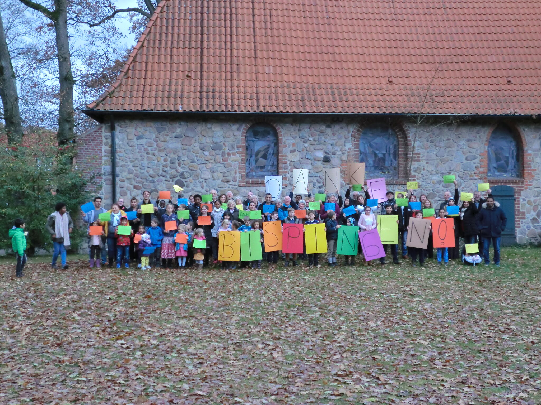 Ehrenamtliche der Initiative "ProF Bispingen" und Besucher des Welt-Café im Herbst 2016 vor der "Olen Kerk" (Foto: Annegret Albers).