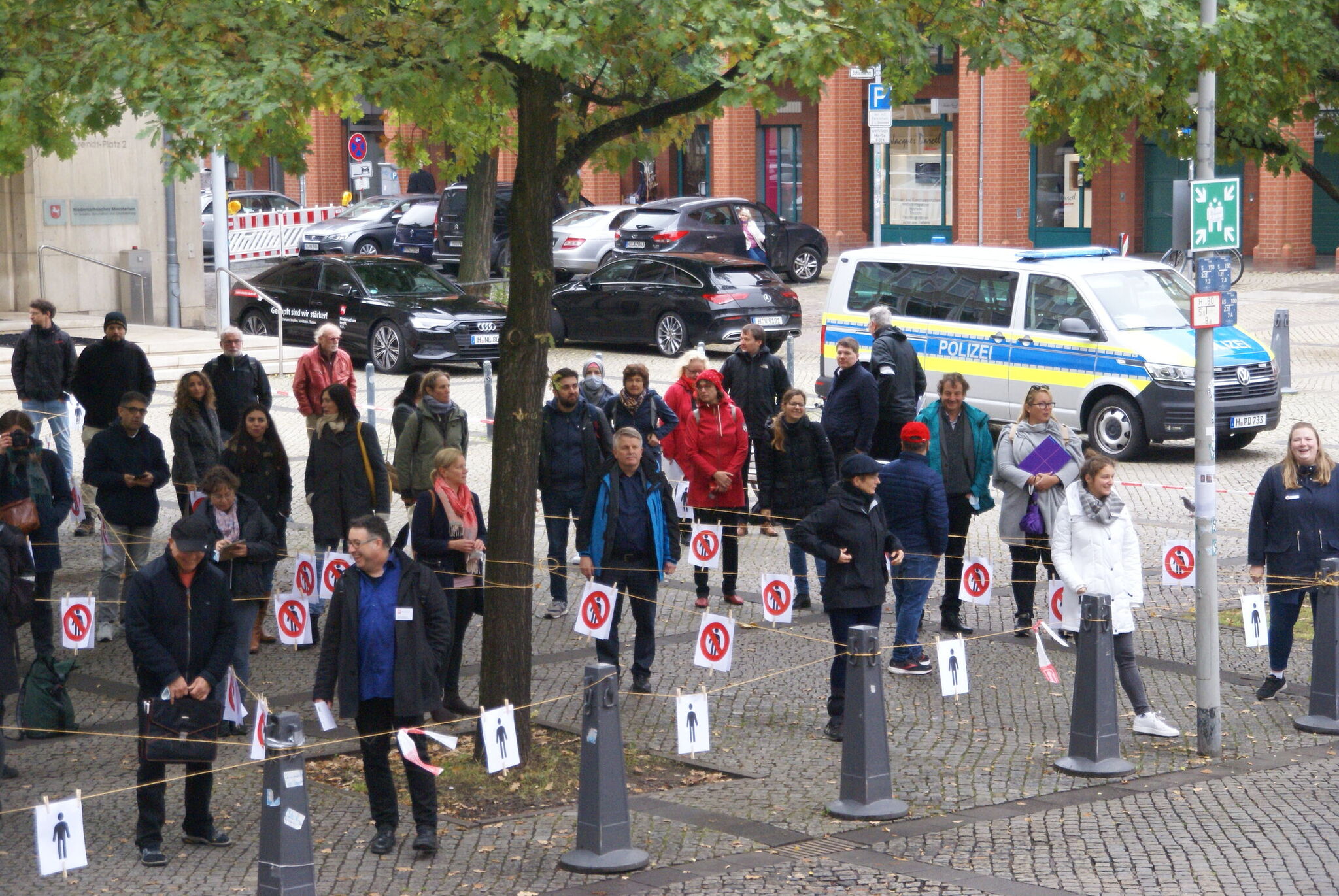 Das Netz der Migrationsberatung nicht aufgeben: Foto von der Protestaktion vor dem Landtag in Hannover Mitte Oktober 2021 (Foto: Jennifer May, Diakonisches Werk Hildesheim).