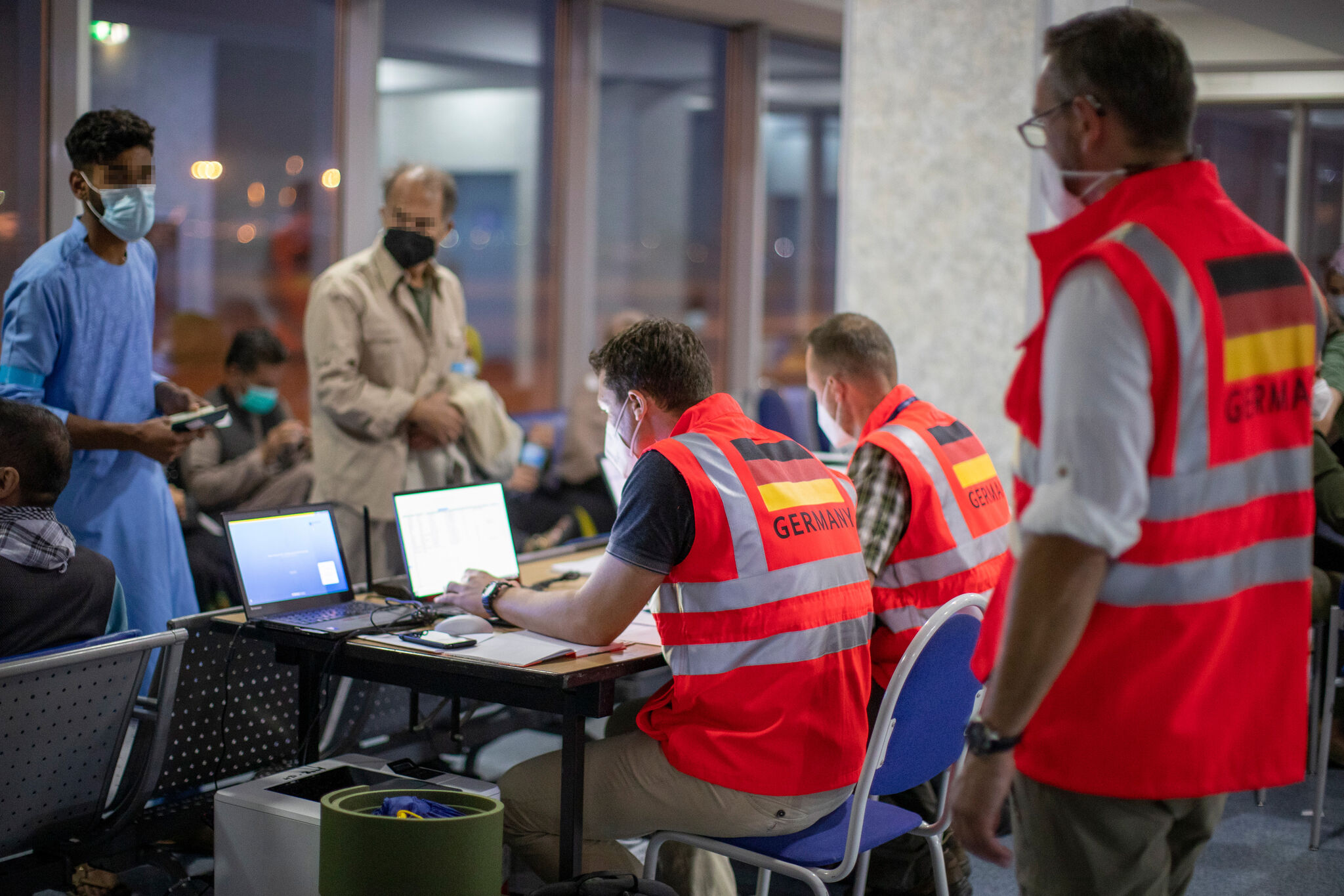 Ankunft von evakuierten Ortskräften aus Kabul auf dem internationalen Airport Taschkent, Usbekistan am 17. August 2021 (Foto: Marc Tessensohn / Bundeswehr / epd).