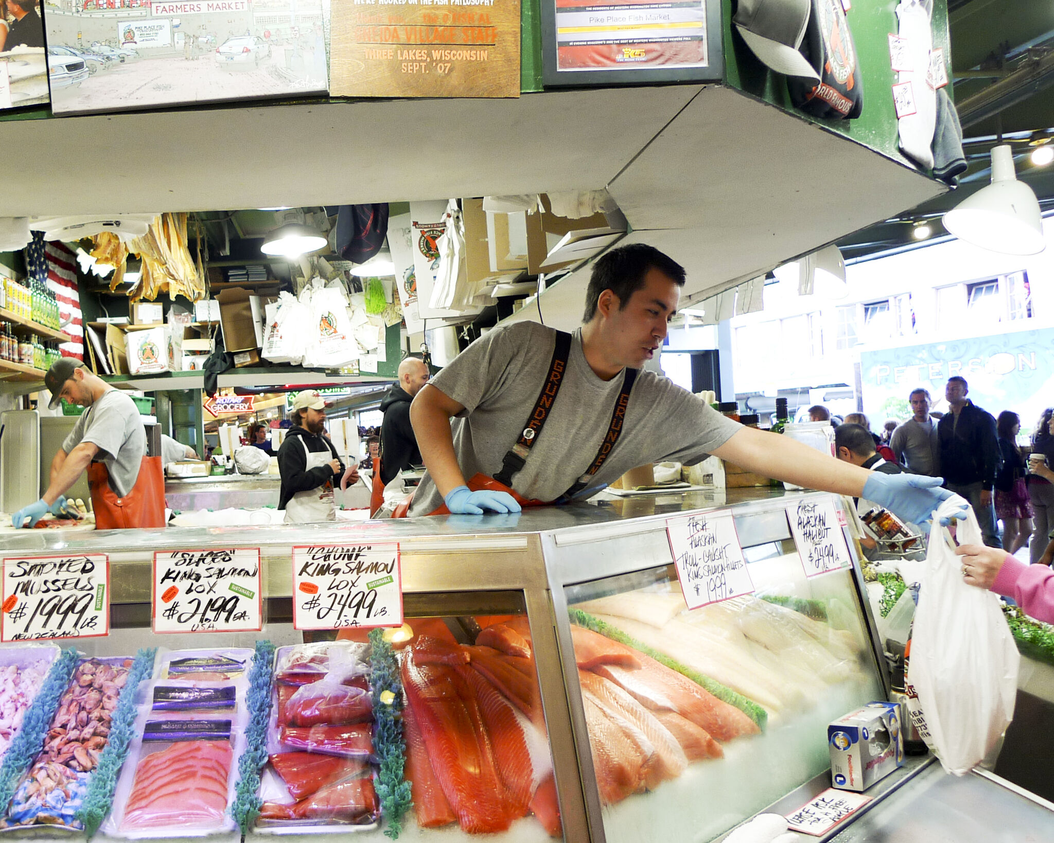 Fisch satt: Ein Marktstand in der US-amerikanischen Küstenstadt Seattle (Foto: John Walker / CC BY 2.0 / flickr.com).