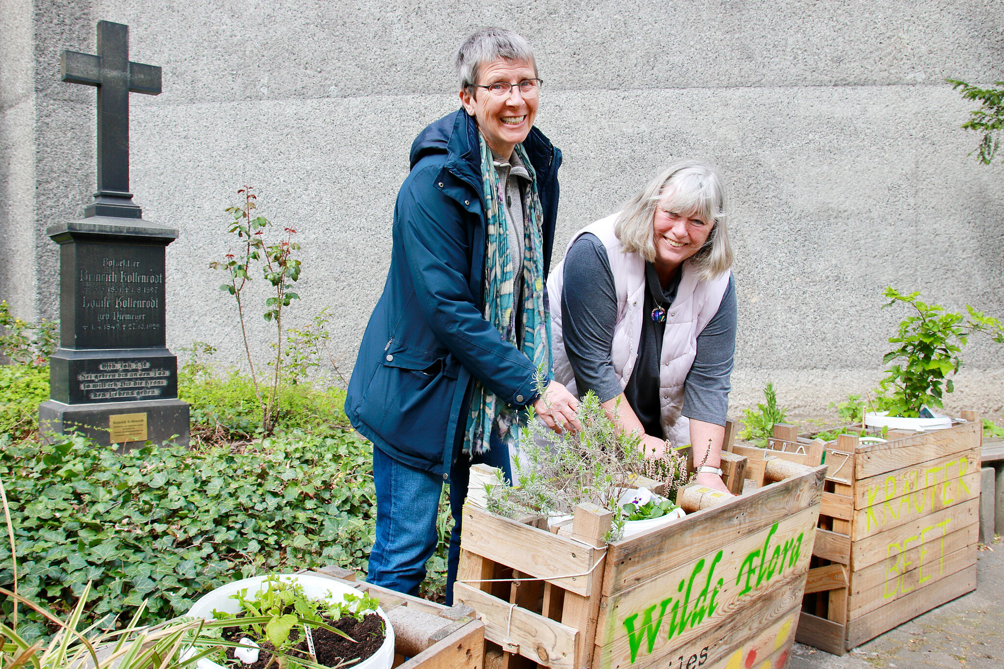 Christiane Bühne (links) und Renate Frauendorf-Gieske im Kräutergarten vor der Kirche. Foto: Tanja Niestroj