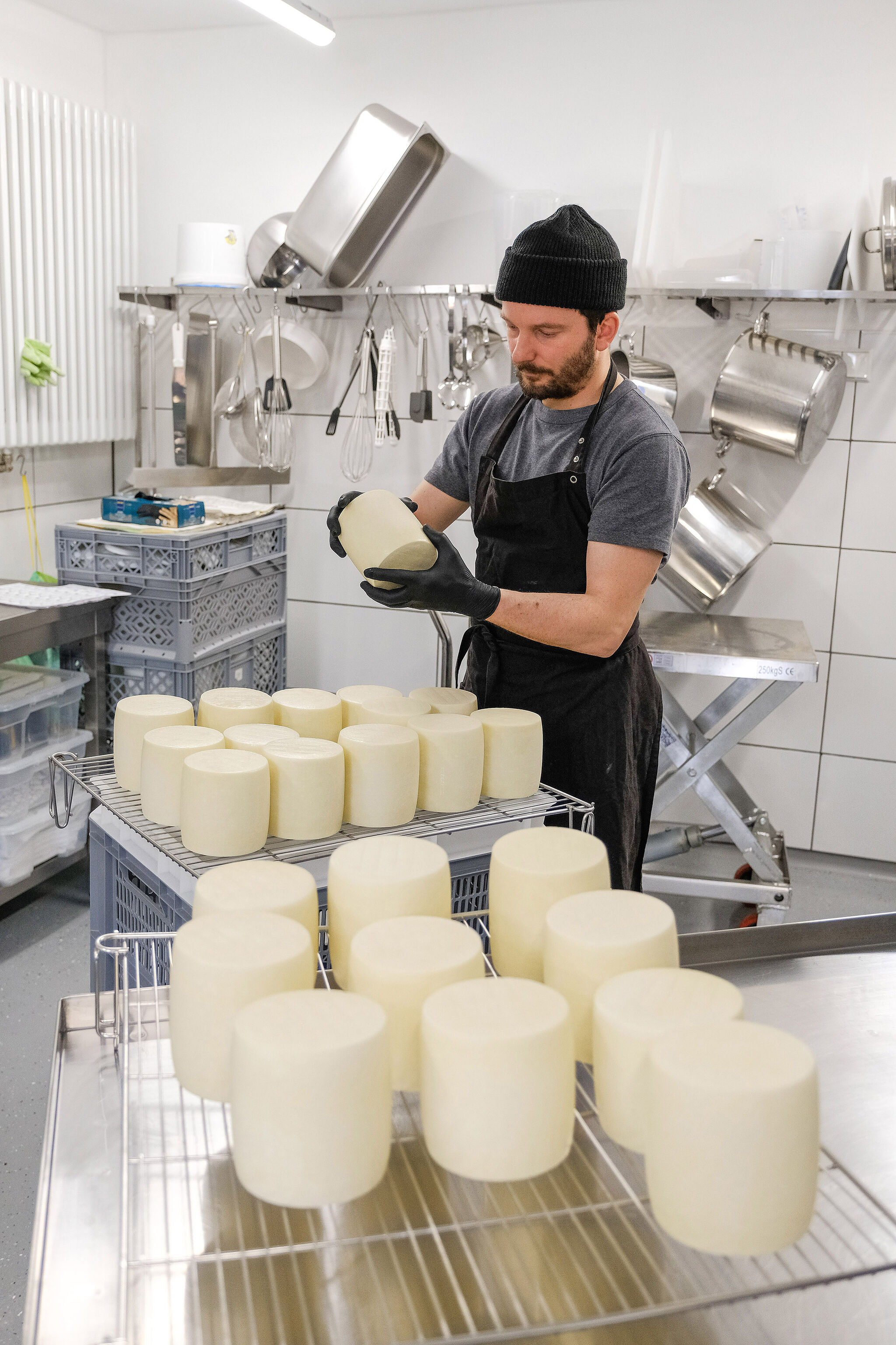 In der Käserei produziert Veronikas Bruder Markus täglich Schnitt-, Frisch- und Grillkäse. Foto: Jens Schulze