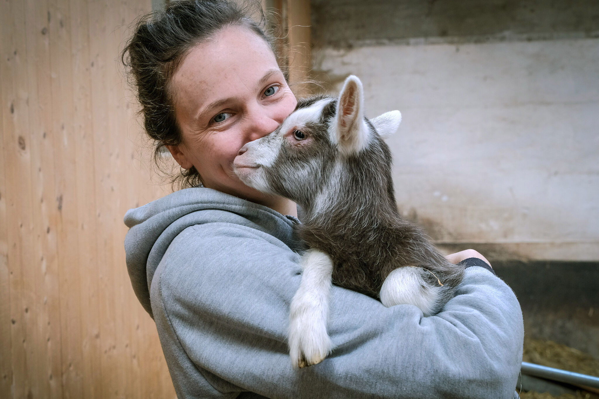 Veronika Obermayer leitet mit ihrem Mann Sören einen Bioland-Hof für Ziegen. Foto: Jens Schulze