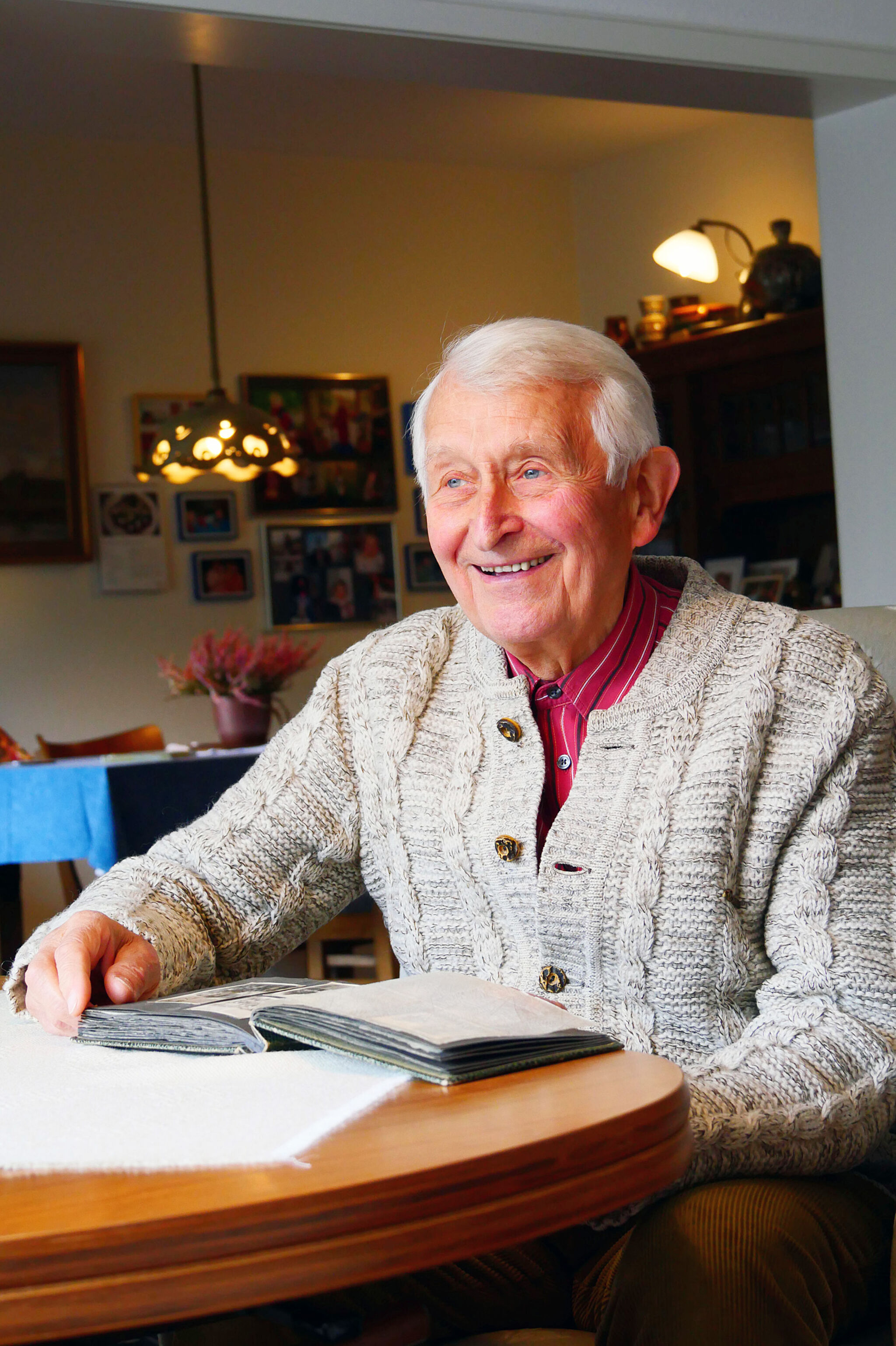 „Das volle Stadion hat uns junge Leute sehr begeistert.“ Hugo Rausch denkt gern an den ersten Kirchentag in Hannover 1949 zurück. (Foto: Carolin George)