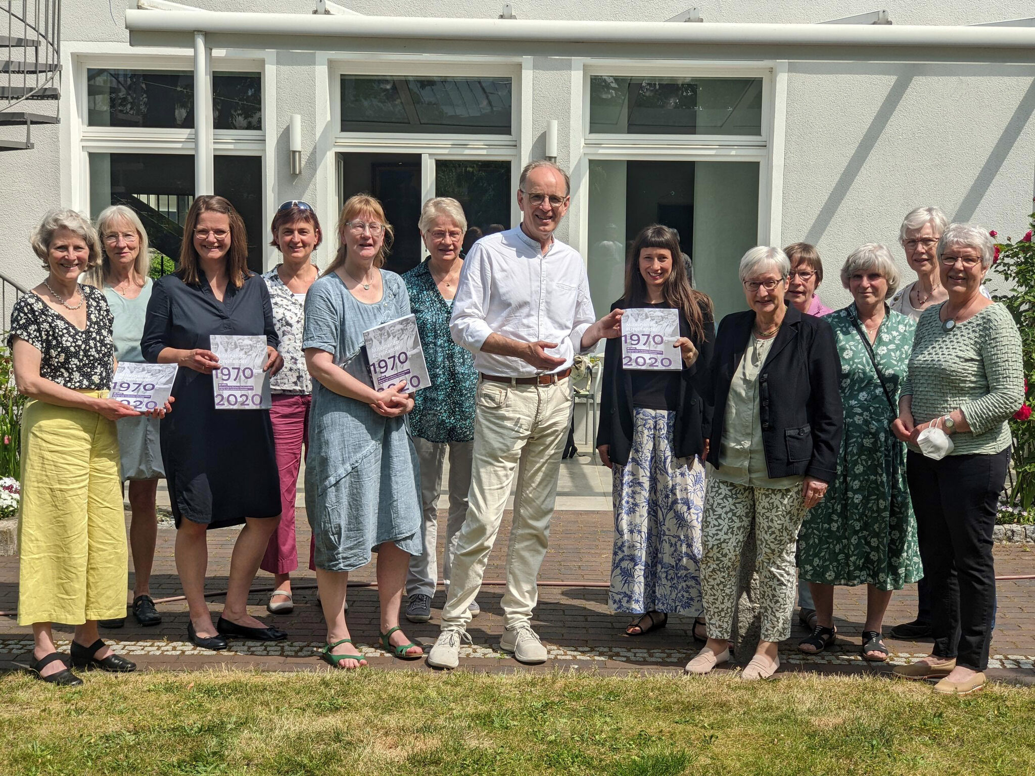 Mitglieder des Pfarrfrauendienstes überreichten Landesbischof Ralf Meister am Rande der Synode ihre Jubiläumsschrift „Miteinander - Füreinander - 50 Jahre Netzwerk Frau im Pfarrhaus“.