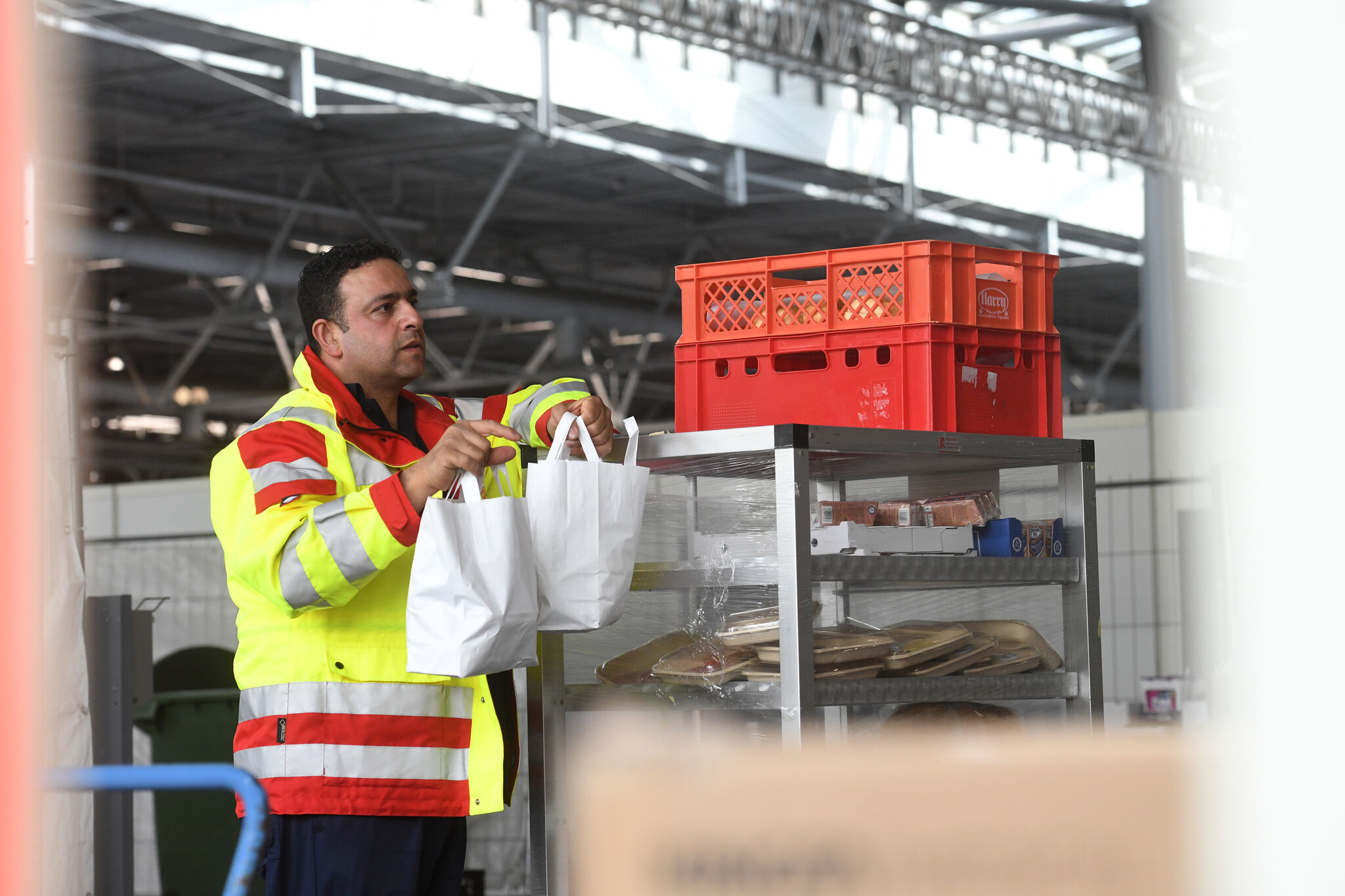 Anas Alturkey ist froh, dass er als Hallenmeister beim Flüch​tlings-Drehkreuz auf Hannovers Messegelände helfen kann - auch wenn er Jura studiert hat. Foto: Nancy Heusel (epd)