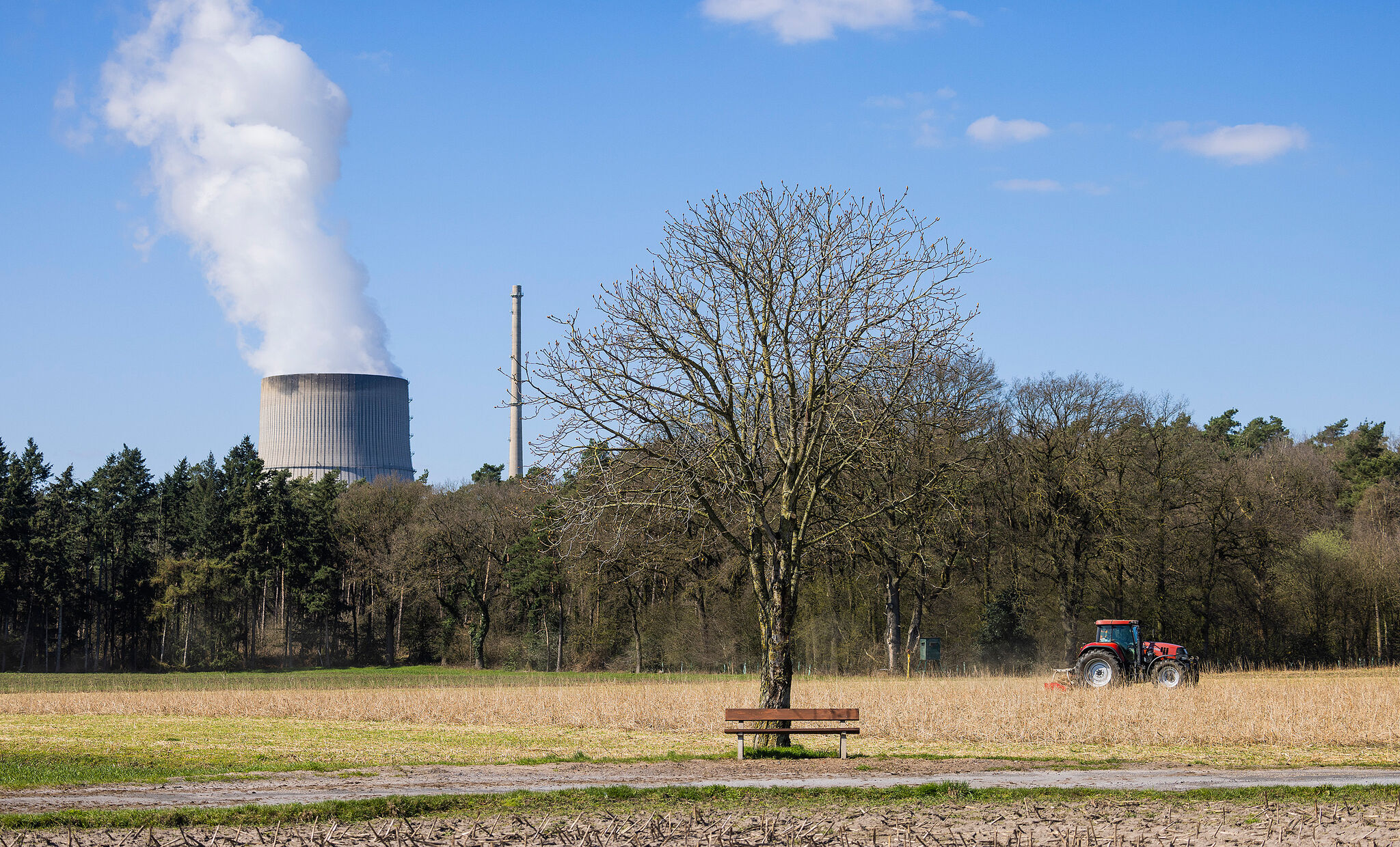 Das Atomkraftwerk Emsland in Lingen wird am 15. April 2023 als eines der letzten drei noch laufenden Atomkraftwerke in Deutschland abgeschaltet. Foto: epd-bild/Detlef Heese