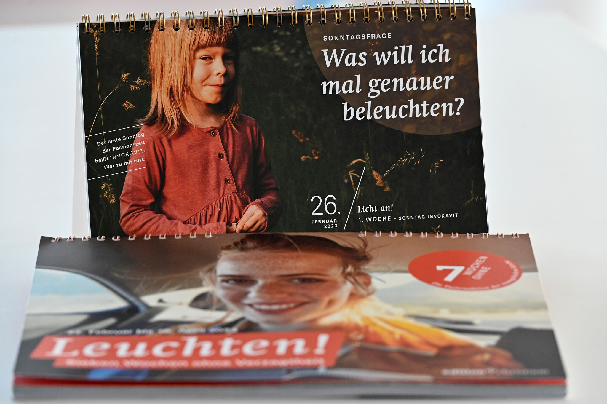 Was will ich mal genauer beleuchten? Gute Frage – aus dem Tischkalender und Wandkalender der Fastenaktion. Foto: epd-bild/Heike Lyding