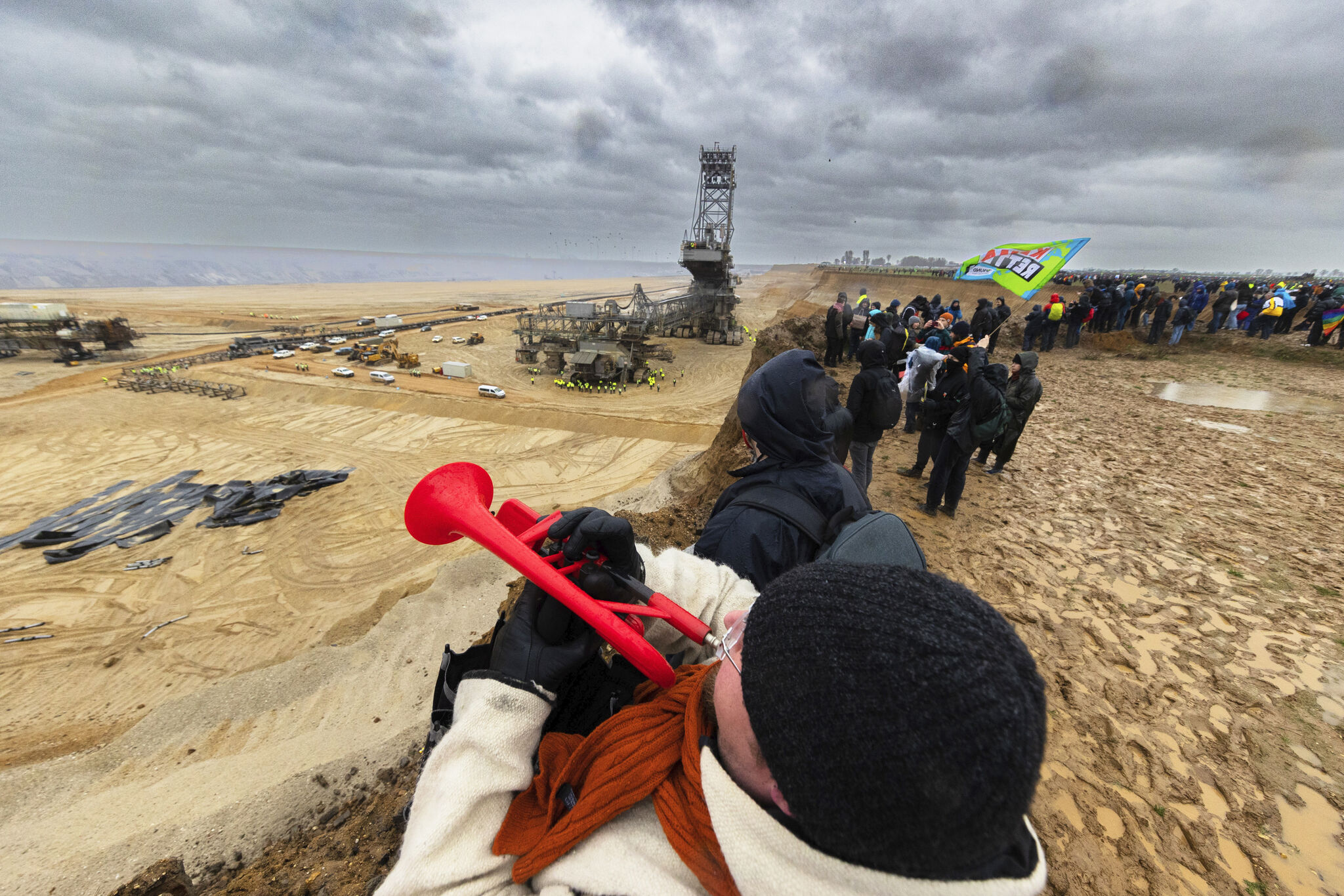 Mehrere tausend Menschen haben am Samstag (14.01.2023) in Lützerath (Kreis Heinsberg) für den Erhalt des von der Abbaggerung durch den Braunkohletagbau betroffenen Ortes demonstriert. epd-bild/Meike Böschemeyer