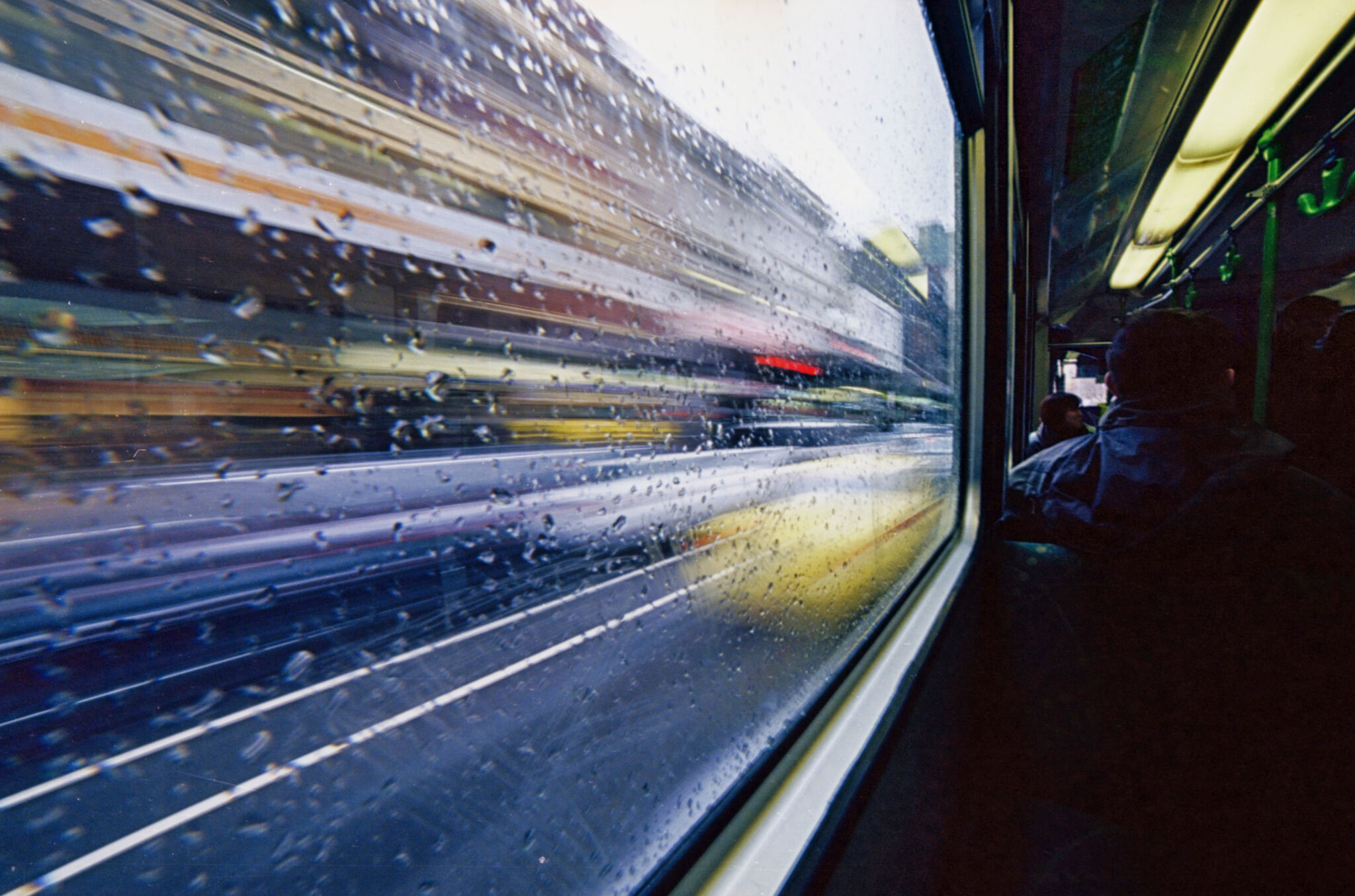 Während die Umgebung vorbeirauscht, sitzen in der Bahn fast alle schweigend da, mit dem Blick aufs Smartphone. Foto: Pixabay