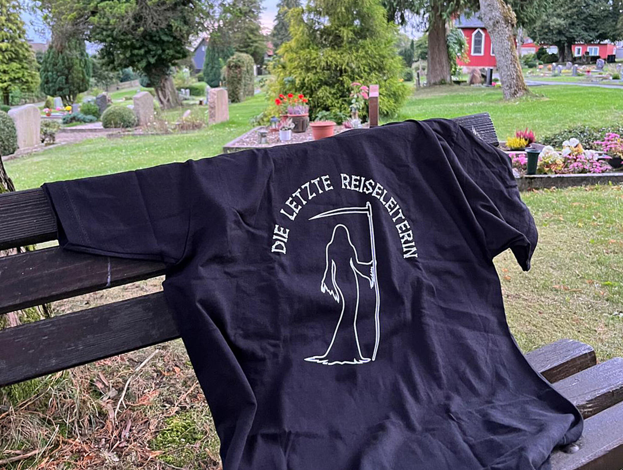 T-Shirt aus dem Museumsshop des Wiener Zentralfriedhofs – den Wienern wird eine ganz eigene Beziehung zum Tod nachgesagt. Foto: Julia Littmann