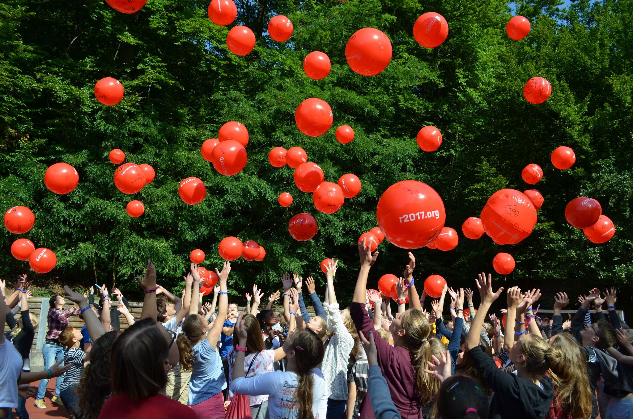 konficamp_rote_laufballons