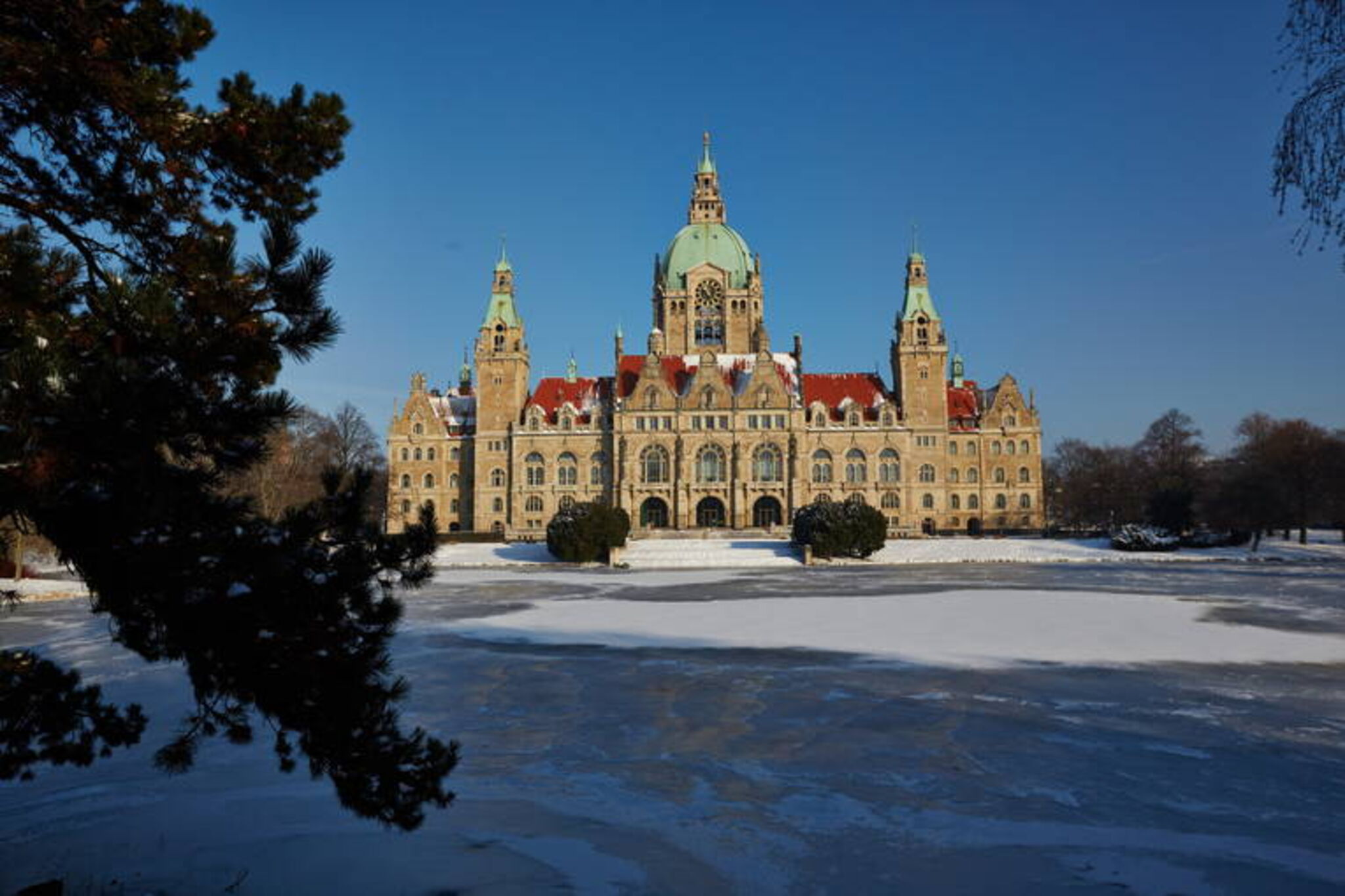 Neues-Rathaus-im-Winter_image_full