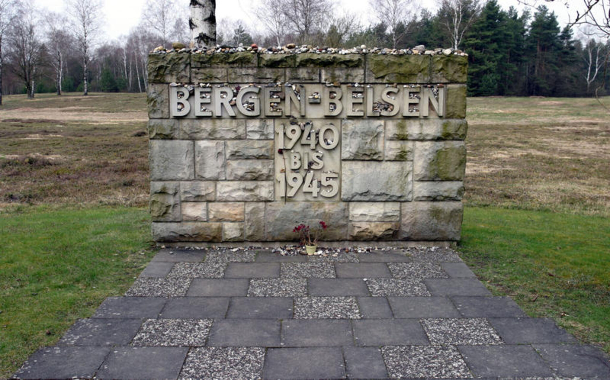 Bergen-Belsen_Gedenkstaette_Stein mit Aufschrift