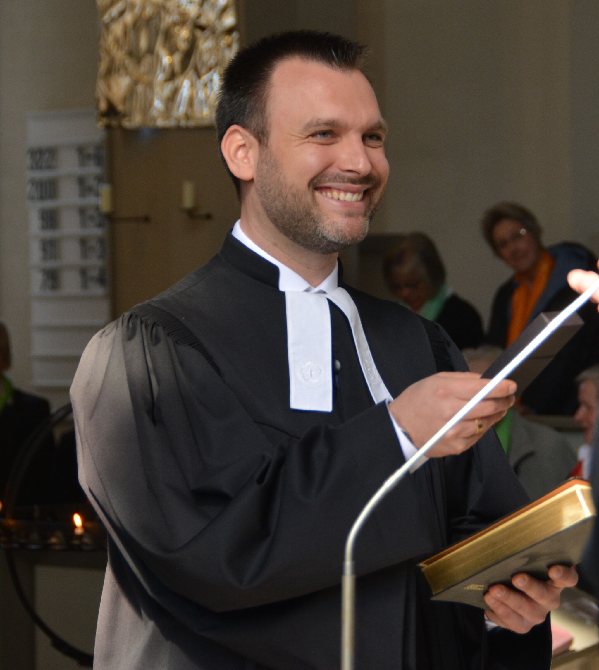 Ordination Holzminden_St Michaeliskirche, Bj&ouml;rn Scheffler vor Altar