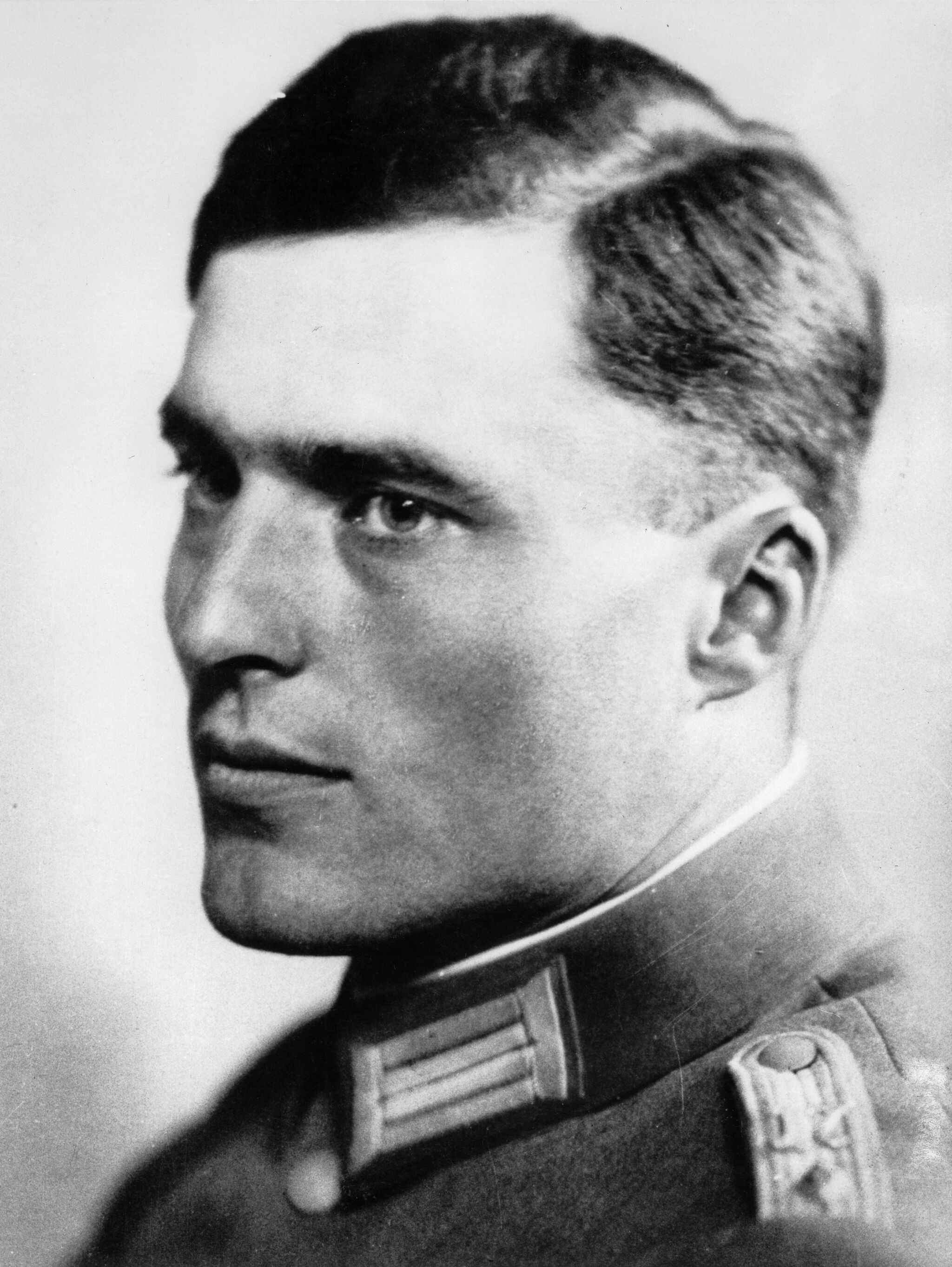 Claus Graf Schenk von Stauffenberg_schwarz weiss Portr&auml;t_akg-images