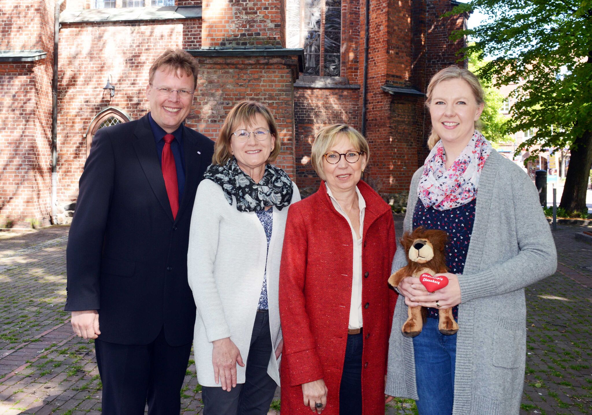 Kooperation Kinderhospiz Loewenherz_Mai 2019_Gruppenbild vor Kirche