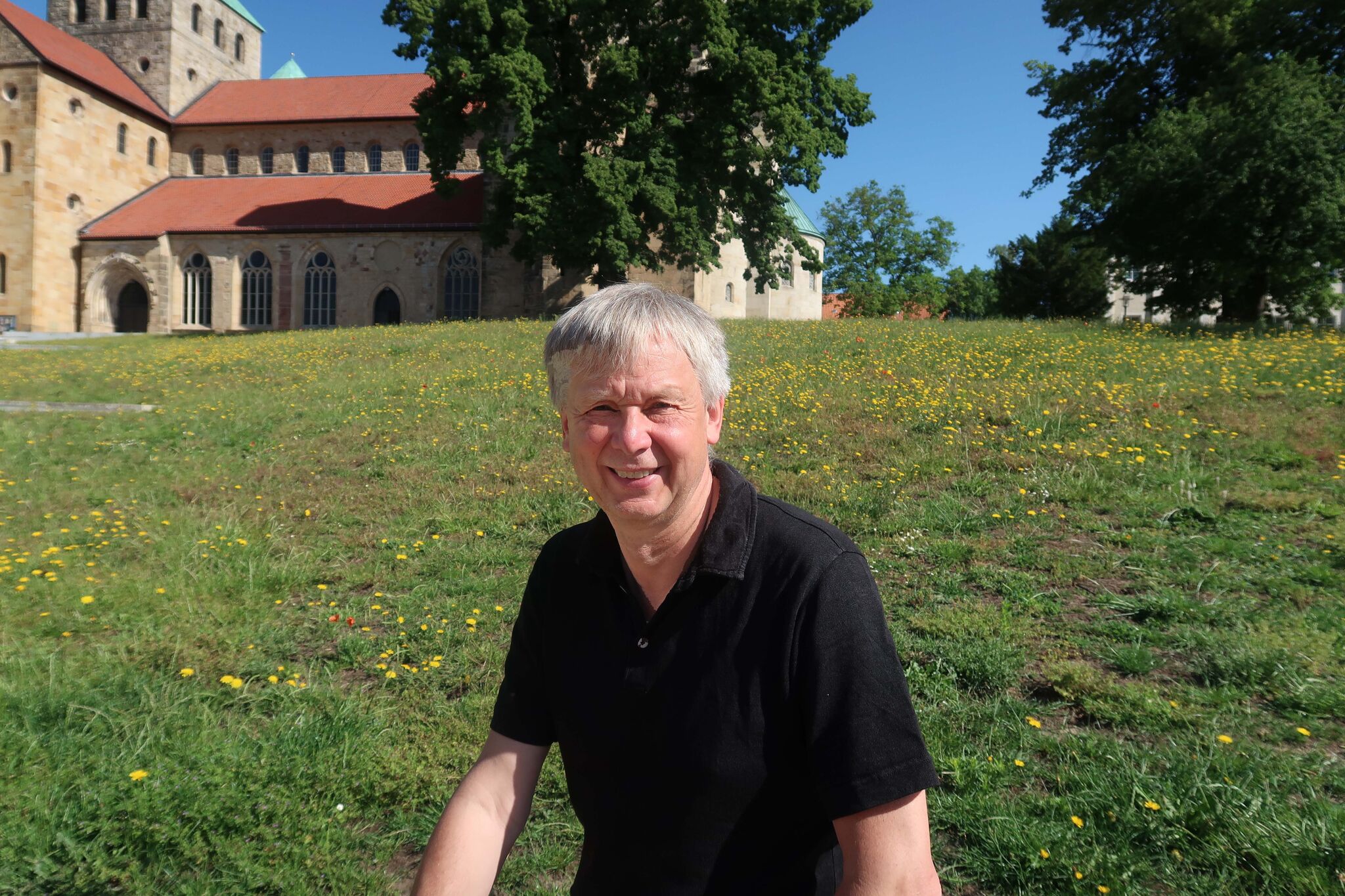 Lutz Kruegener_vor Michaeliskirche Hildesheim_Juni 2019