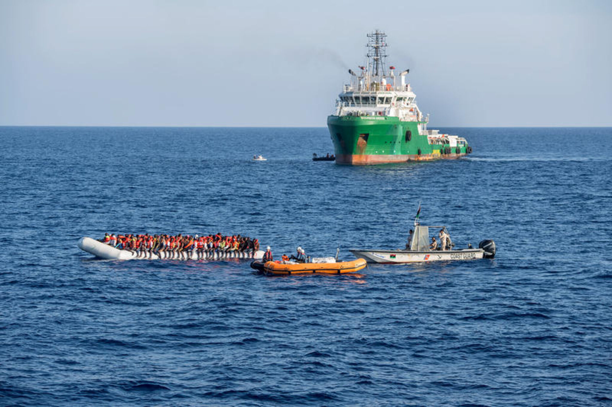 Sea Watch rettet Fluechtlinge im Mittelmeer_Schiffe