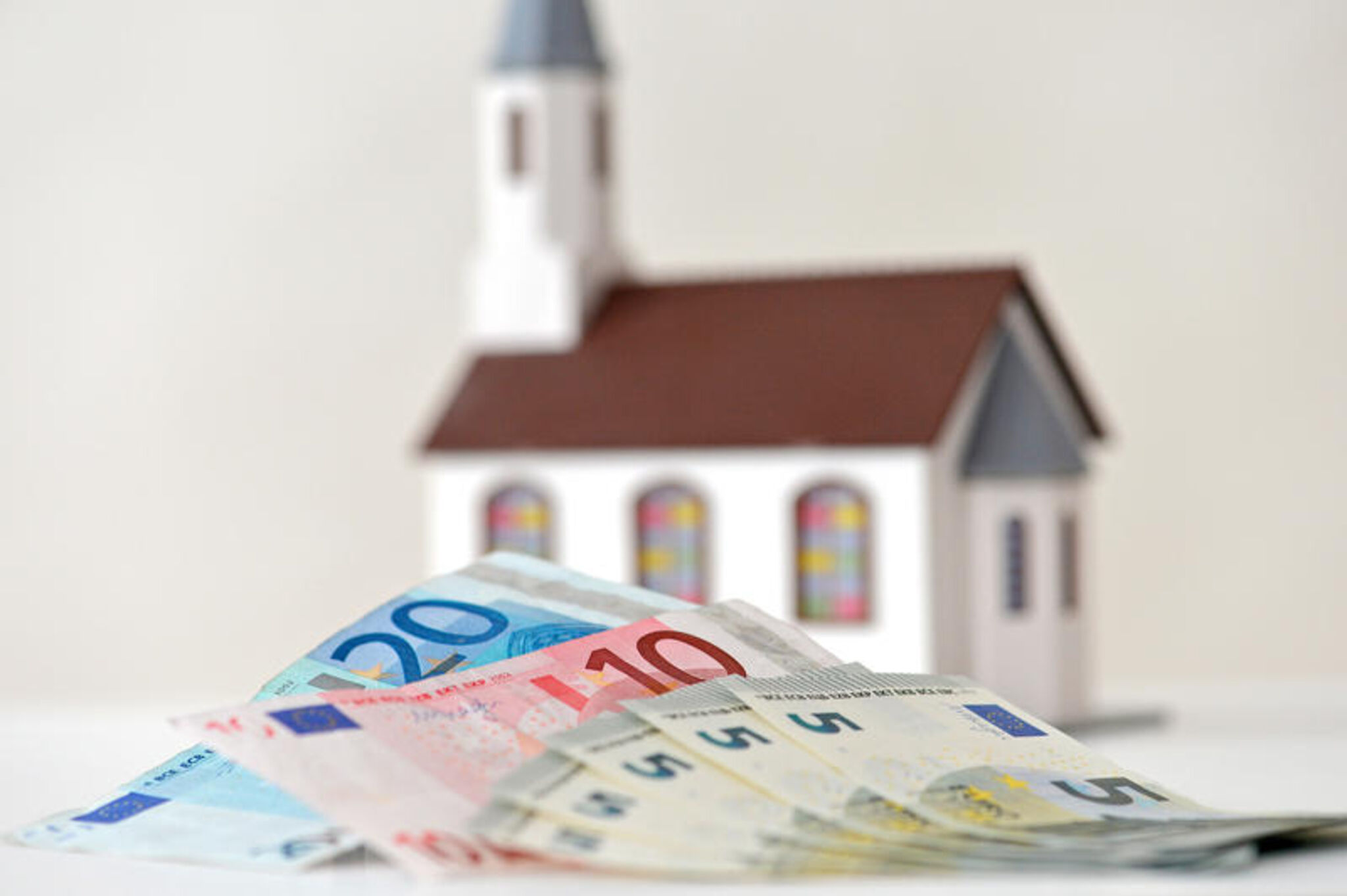 Symbolbild_Kirche und Geld_epd