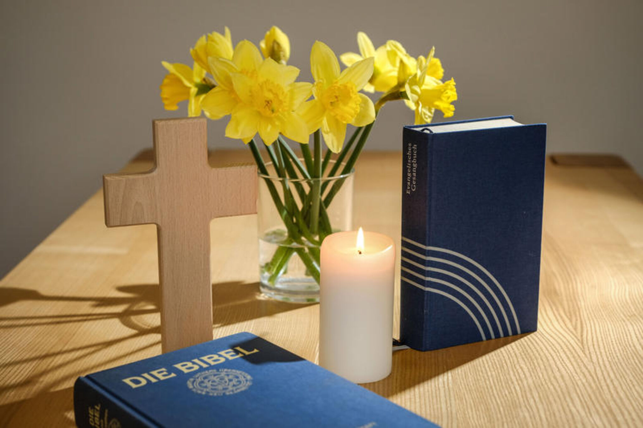 Kreuz mit Bibel und Blumen_Jens Schulze_epd Bild