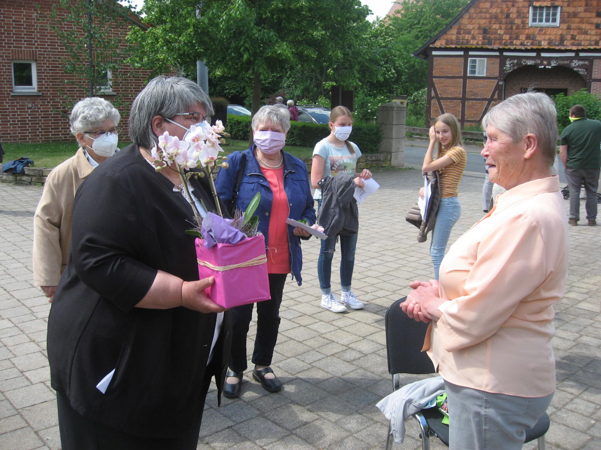 Gratulation mit Mundschutz_Magret Nolles