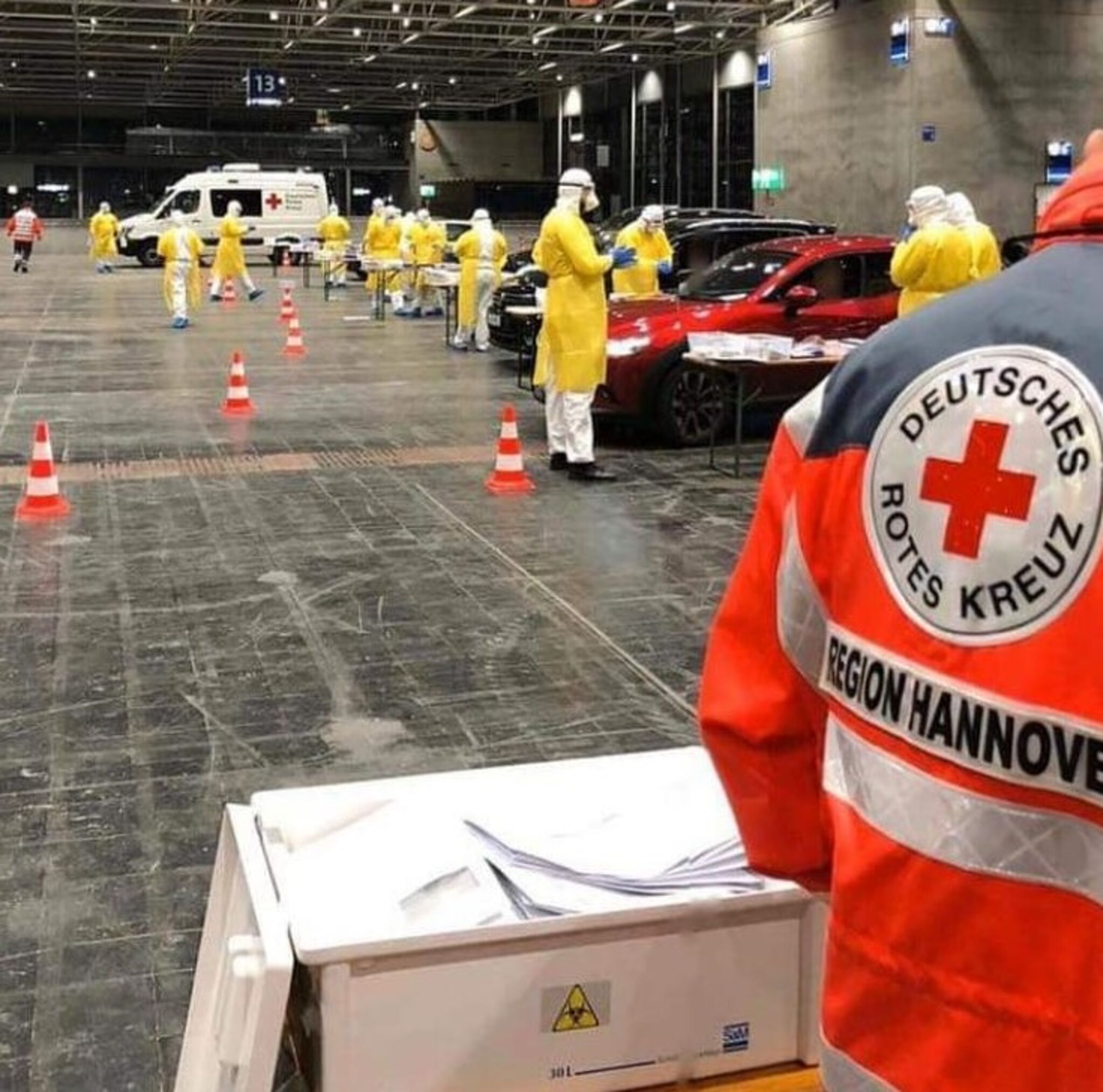 An zehn Fahrspuren werden in der Messehalle Autos kontrolliert.