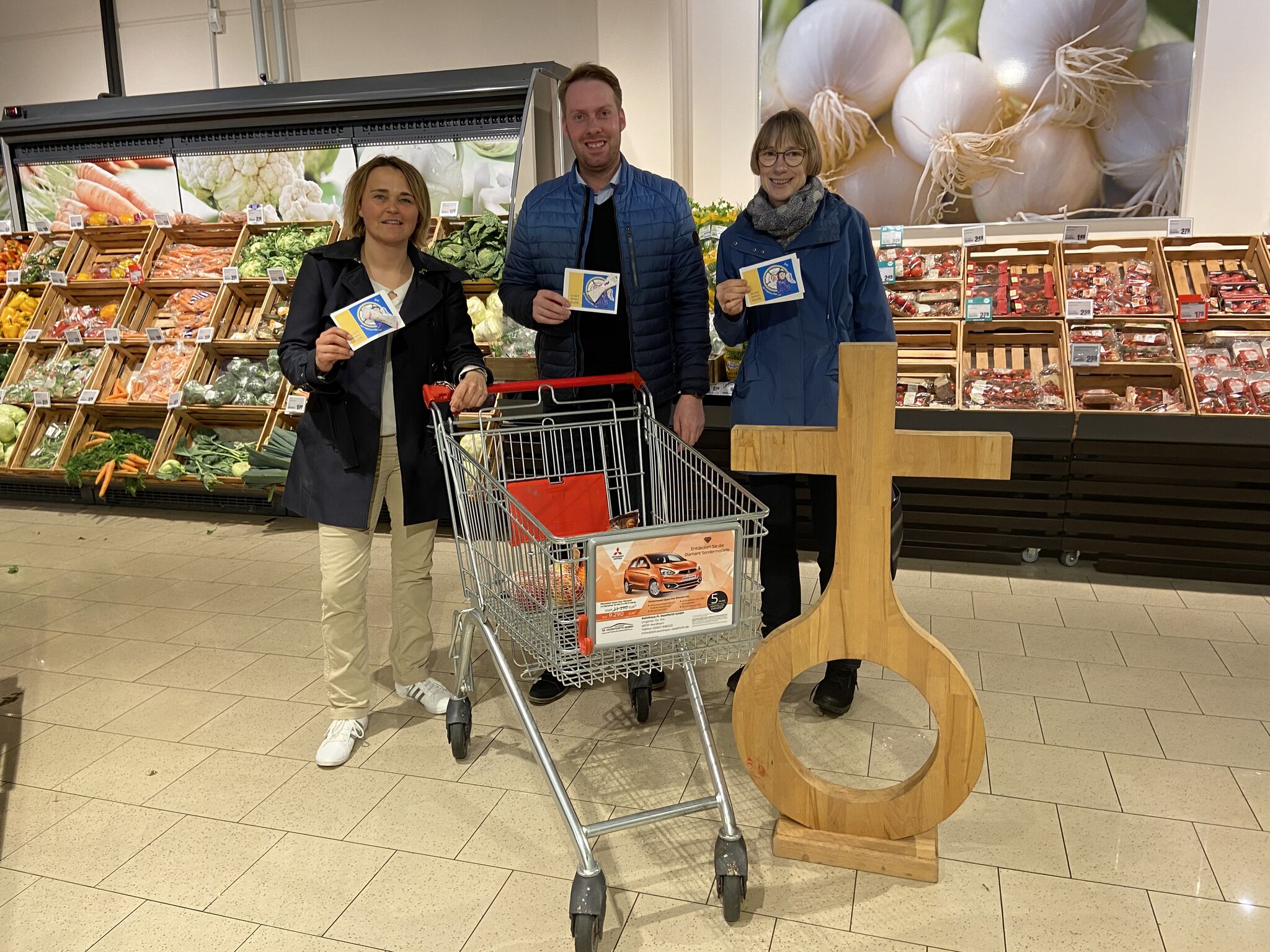 Kaufen gern für Andere ein: Diakonin Inga Rohoff (links) und Silke Knieling (rechts) aus der Grafschaft Bentheim mit Diakon Philip Krieger aus dem Emsland (Mitte).