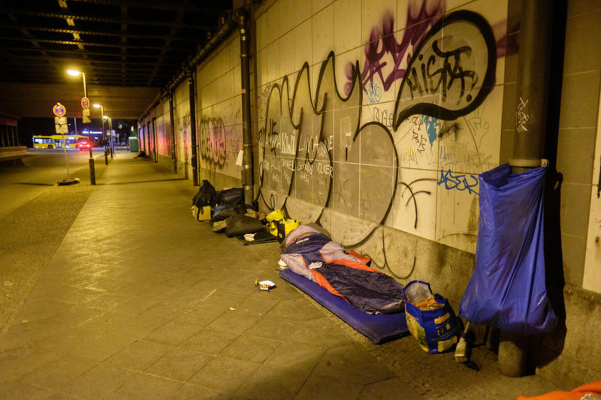 Obdachlose_Brücke_nachts