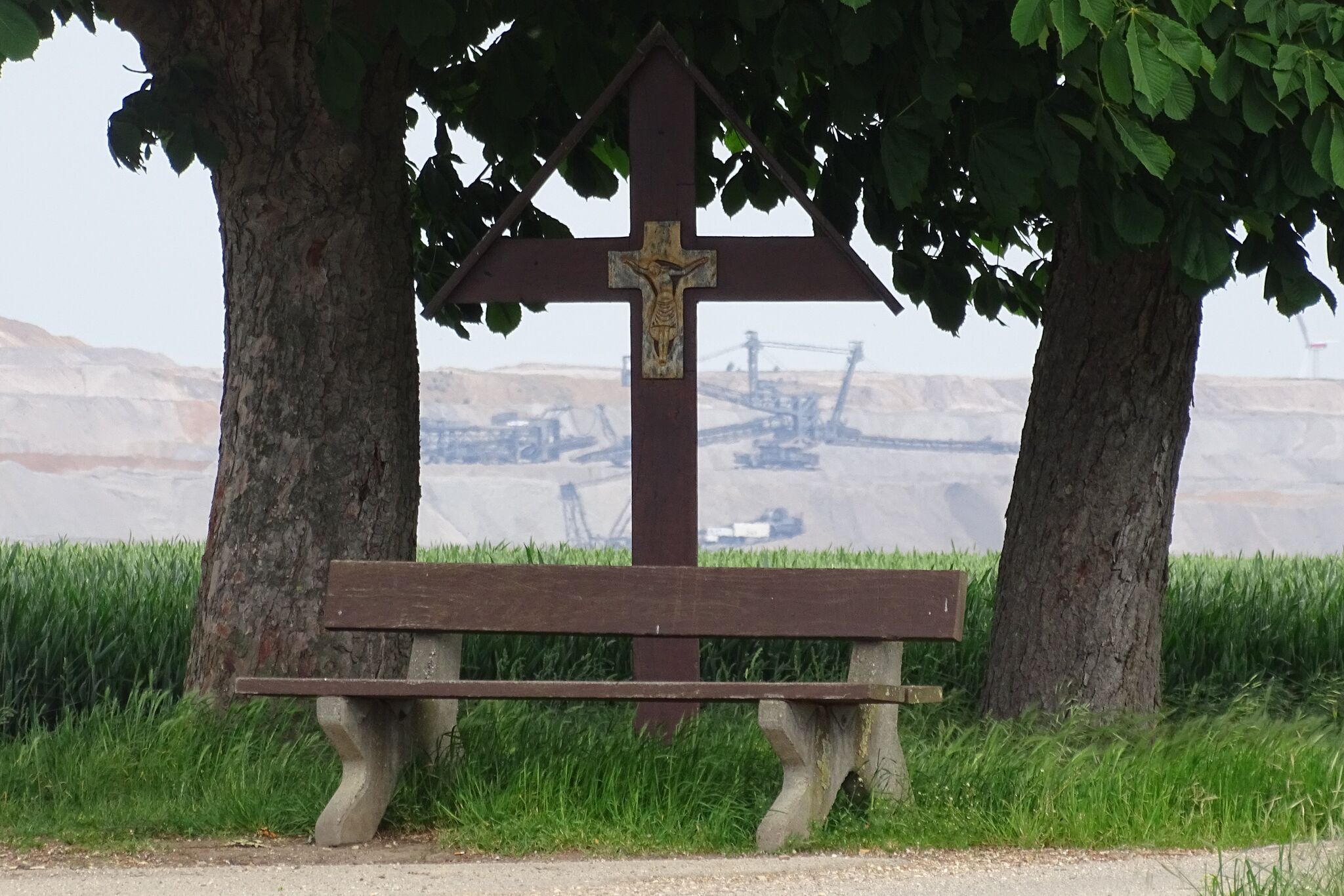 Wegkreuz mit Baggern_Kreuzweg fuer die Schöpfung