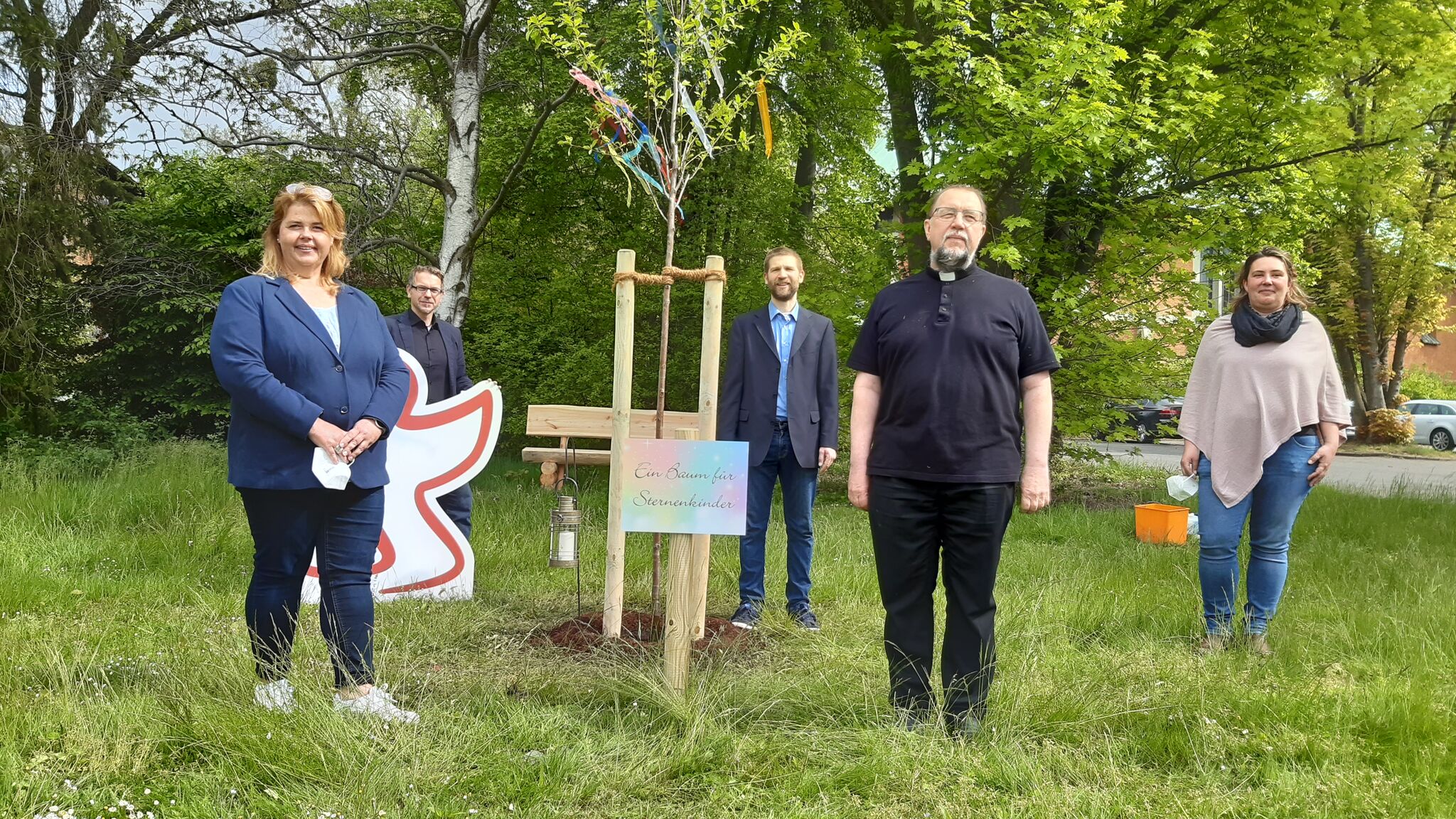 2021 Mai 19_Sternenkinder_Kirchenkreis pflanzt Gedenkbaum