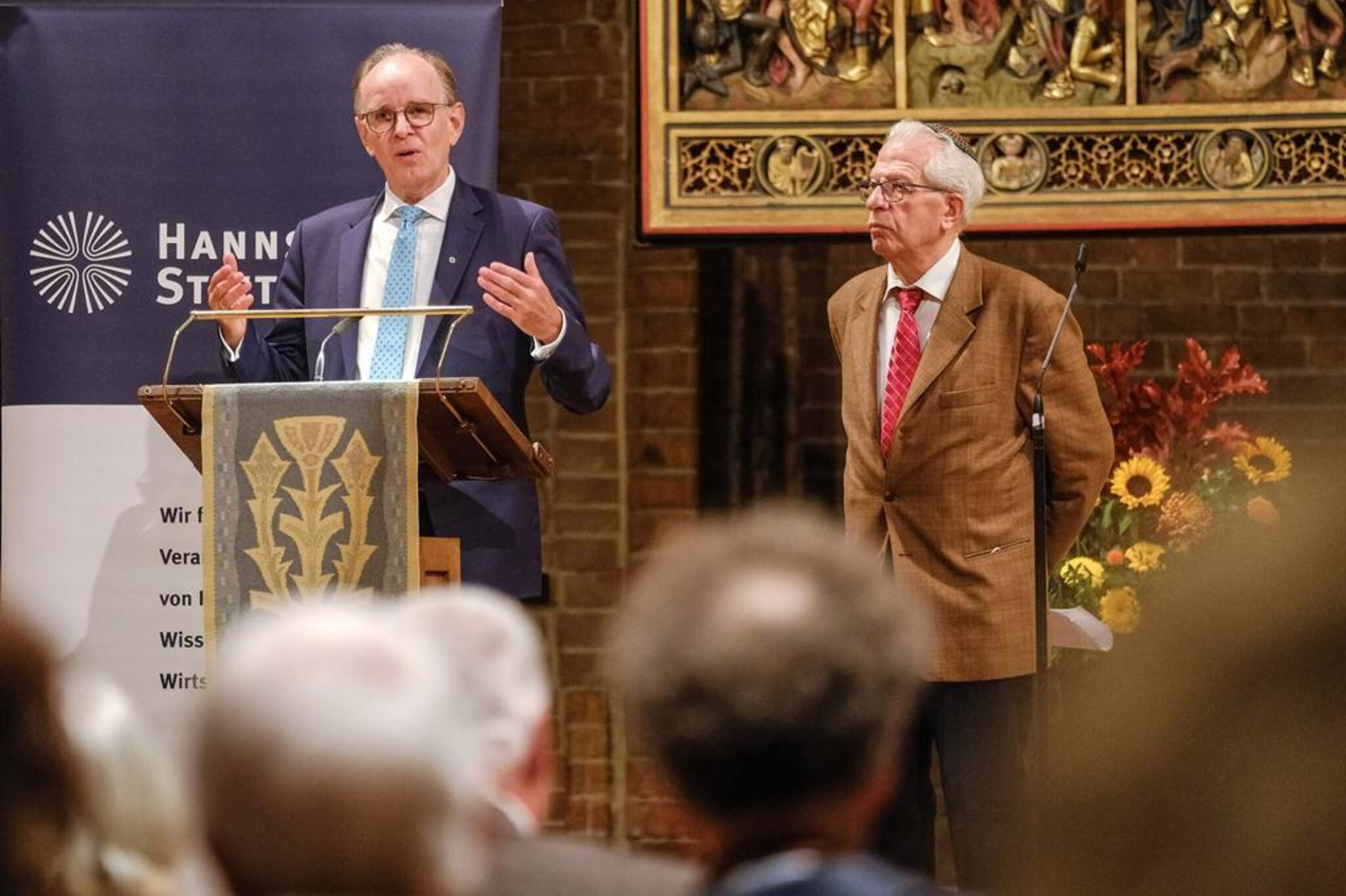 Landesbischof Ralf Meister (mit Seniorrabbiner Gábor Lengyel, rechts) bei der Veranstaltung „Was gesagt werden muss. Judentum und Reformation“. Foto: Jens Schulze