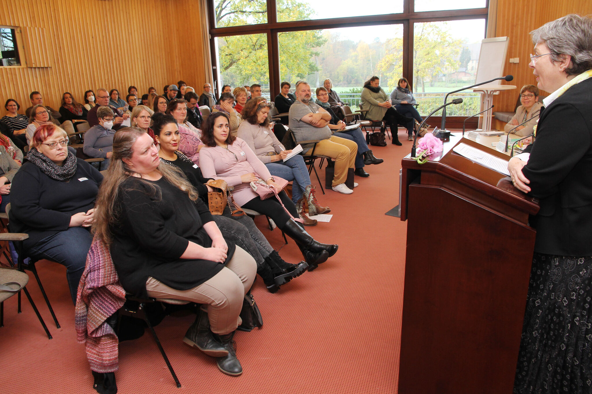 Kerstin Gäfgen-Track, Bevollmächtigte der Konföderation evangelischer Kirchen in Niedersachsen, spricht in Loccum vor rund 80 Elternvertreter*innen. Foto: Lothar Veit