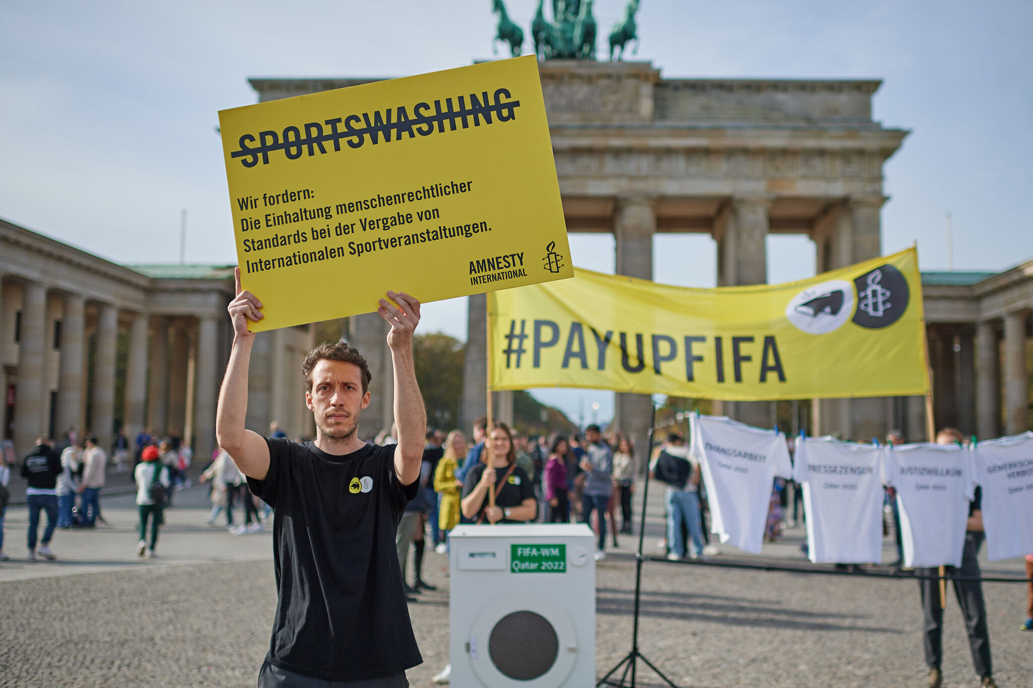 Protestaktion der Menschenrechtsorganisation Amnesty am 23. Oktober 2022 vor dem Brandenburger Tor in Berlin. Foto: epd-Bild/Christian Ditsch