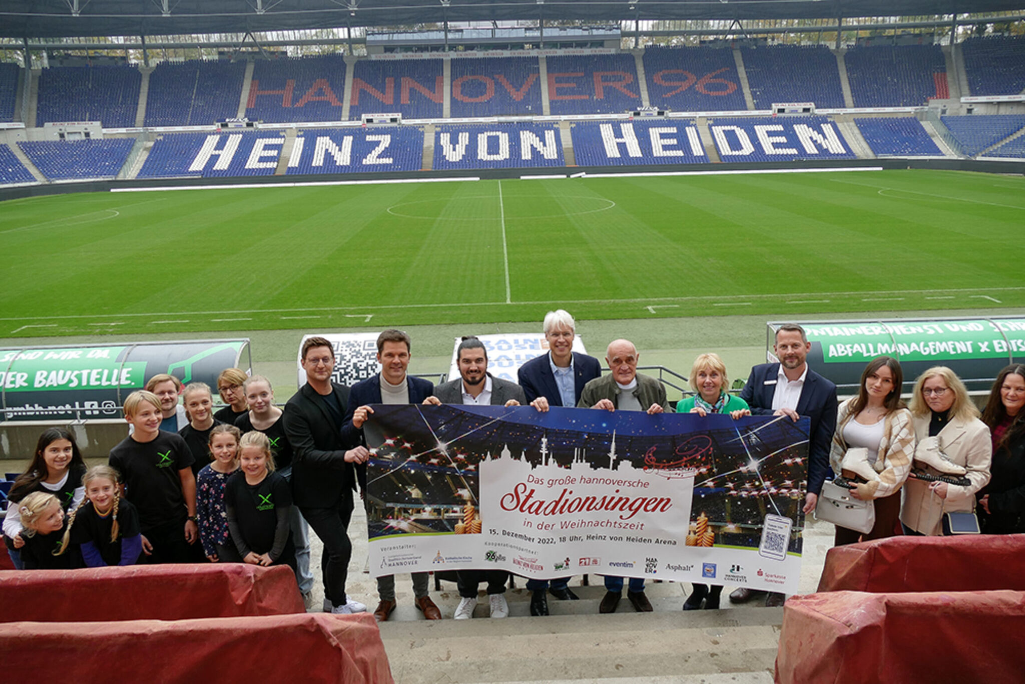 Freuen sich auf das Stadionsingen (von links): Christian Schmidt, Leitung Redaktion Radio 21, Regionspräsident Steffen Krach, Nico Röger, Hannover-Concerts, Stadtsuperintendent Rainer Müller-Brandes, Martin Kind, Geschäftsführer Hannover 96, Insa Becker-Wook, Pressesprecherin des Ev.-luth. Stadtkirchenverbands Hannover und Hendrik Asche, Regionaldirektor der Sparkasse Hannover mit Kindern des Kinderchors der Staatsoper Hannover und Vertreterinnen der Eiskunstlaufsparte der Hannover Indians und Hannover Scorpions. Foto: Severine Bunzel