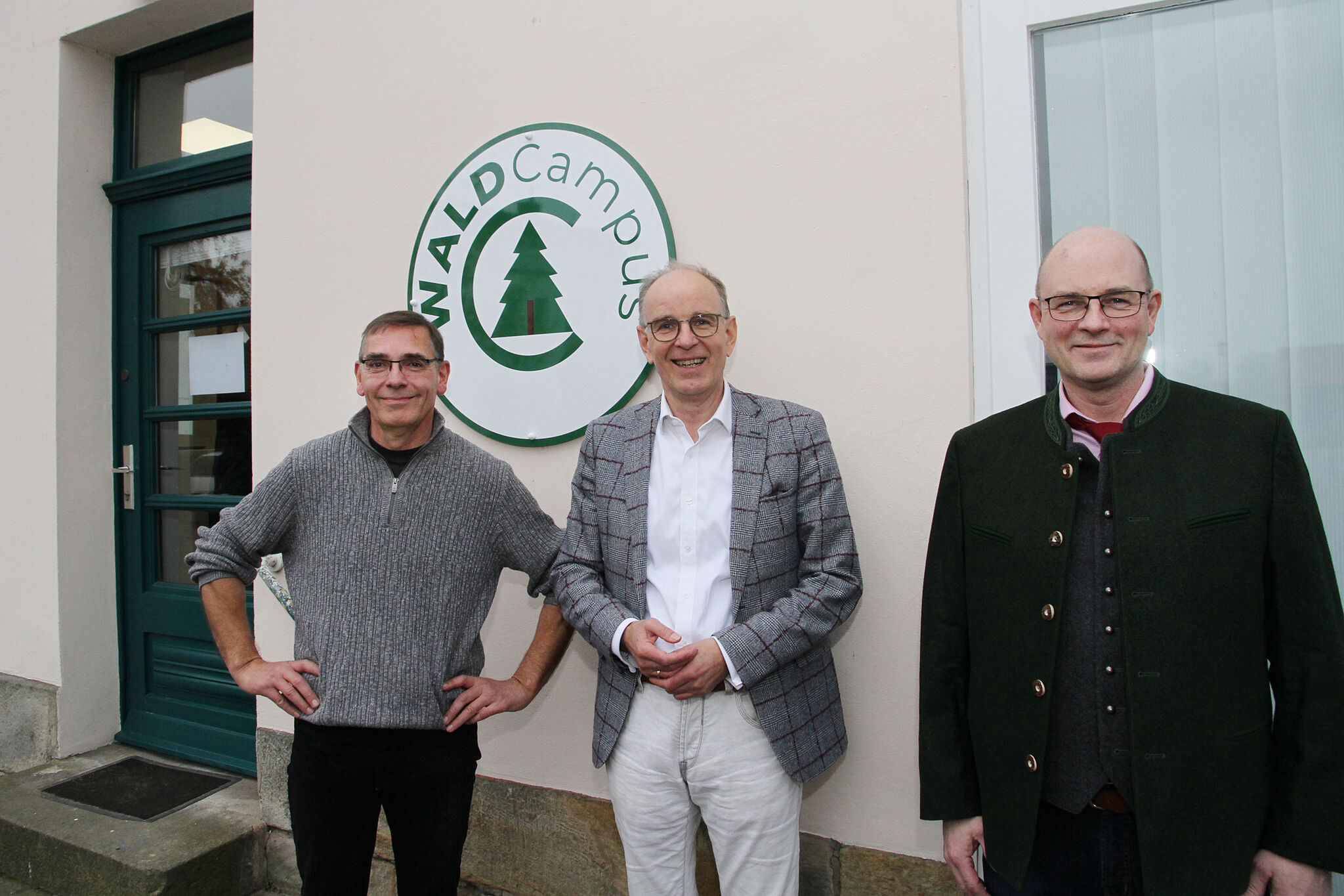 Landesbischof Ralf Meister (Mitte) mit den beiden WaldCampus-Gründern Frank Wallbaum (links) und Jens C. Lorenz vor dem neu gestalteten Seminargebäude in Loccum. Foto: Lothar Veit/EMA