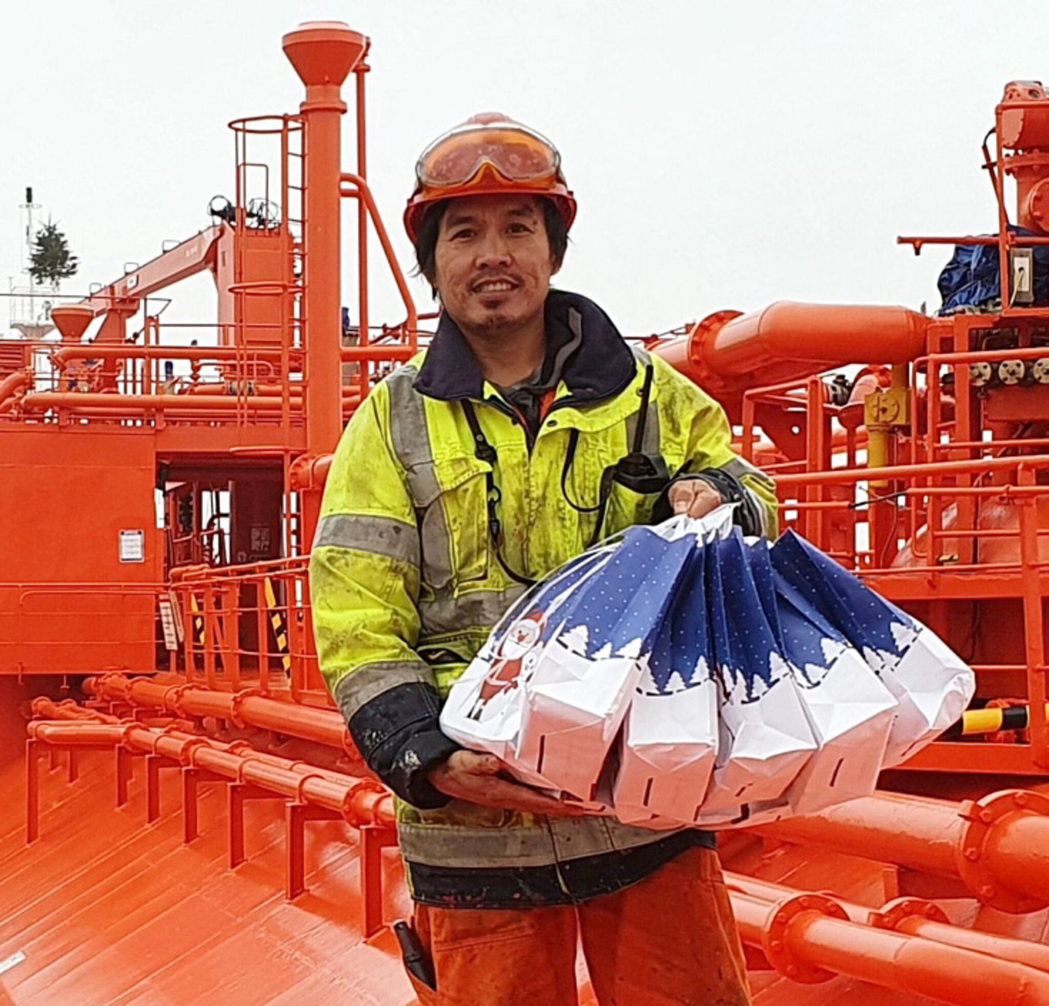 Für die Aktion „Weihnachten an Bord“ haben Mitarbeitende der Seemannsmission Geschenketüten gepackt. Foto: Seemannsmission Cuxhaven