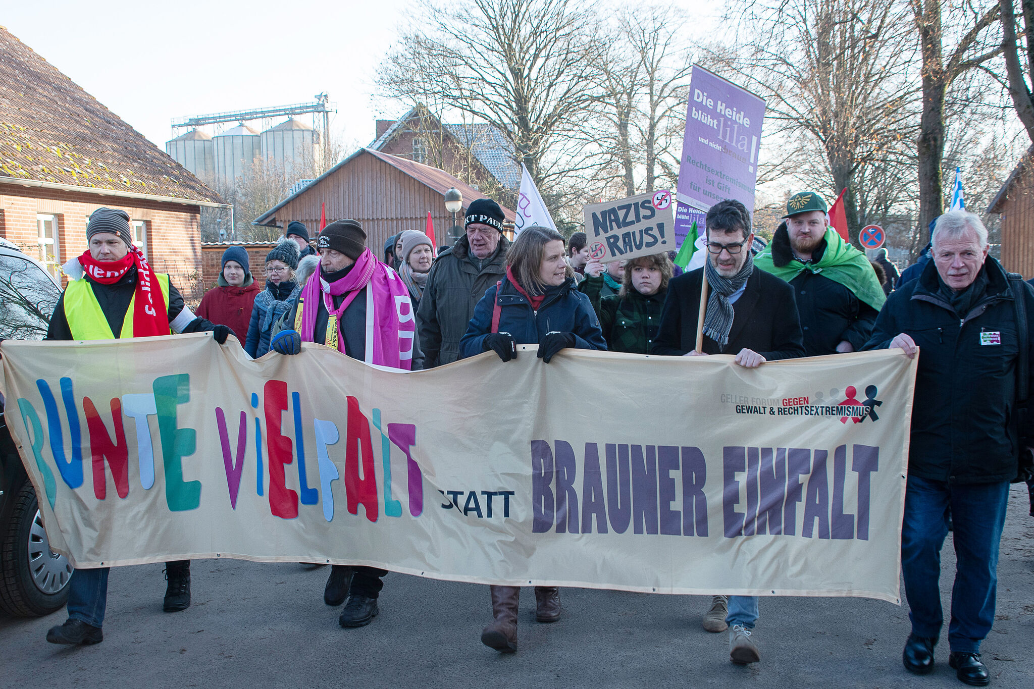 Rund 120 Menschen haben in Eschede gegen einen Treffpunkt von Rechtsextremisten demonstriert. Hinter dem Banner gehen unter anderem Niedersachsens Kultusministerin Julia Willie Hamburg (Grüne) (vorn/Mitte) und rechts daneben der Lüneburger Regionalbischof Stephan Schaede und der evangelische Ruhestandspastor Wilfried Manneke mit. Foto: epd-bild/Karen Miether