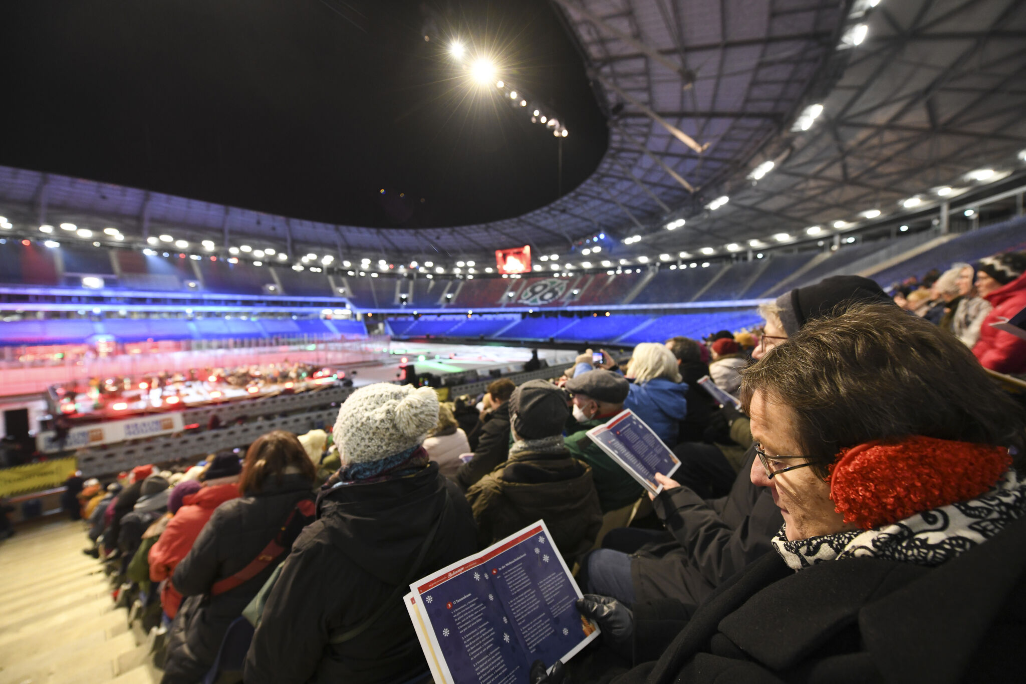 Rund 7.000 Menschen haben sich beim ersten Stadionsingen in Hannover zu einem Mega-Chor vereint und weihnachtliche Hits angestimmt. Foto: epd-bild/Nancy Heusel